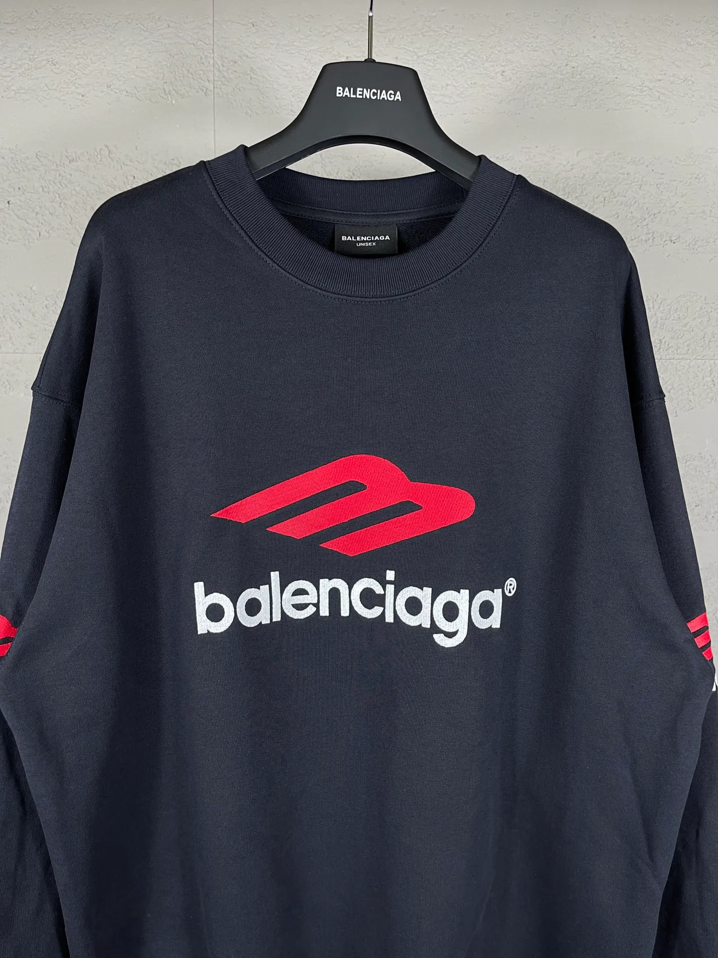 🅿️270 real photos [Top version. Official website quality] BALENCI*GA/Paris BALENCI*GA#2024 latest model, large letter LOGO icon embroidered round neck sweatshirt. Brick cabinet synchronization. Develop and develop genuine products at the first time. Embroidery. All colors are on the same board. Welcome to compare! The fabric is made of Paris ZP custom-woven and dyed cotton double-yarn large parka. The weight is 450 grams. The cloth surface is clean. The cloth pattern is clear. It is soft and comfortable. It has good color fastness and is not easy to change color. The threads are woven and dyed with no color difference. The embroidery is done using an imported Tajima embroidery machine, with a three-dimensional effect and clear lines. There are no burrs and miscellaneous threads, and the embroidery is of ultra-high craftsmanship. The version adopts OS loose shoulder design. Same style for men and women. Code: BL235571 Color: dark blue gray, white Size: XS S M L