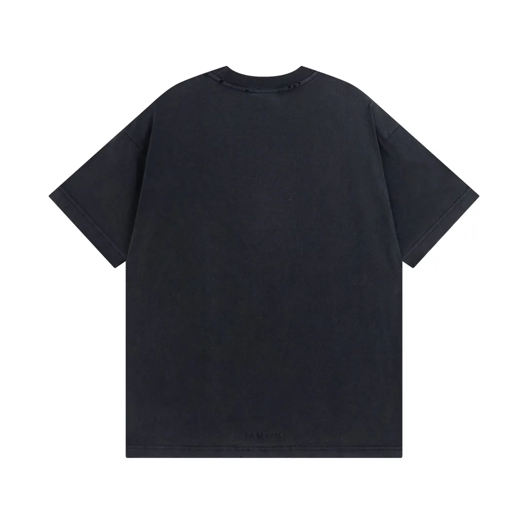 🅿️180 Detailed picture [Top version. Official website quality] BALENCI*GA/Paris Rammstein band joint short-sleeved T-shirt. The fabric is made of Paris ZP custom-woven and dyed cotton double yarn. The net weight is 260 grams. The cloth surface is clean. The cloth pattern is clear, soft and comfortable. The threads are dyed with no color difference. The pattern adopts Kornit digital direct printing machine, the letter strips are drawn with crack technology, the direct printing color is aligned with the original color, the LOGO is embroidered on the back of the clothes and legs, the ready-made clothes are washed and worn, the brick cabinets are restored, and the Jubie market is produced according to the pictures. You are welcome to compare the version and adopt the OS loose shoulder version. Same style for men and women Code: BL223073 Color: Washed black Size: XS to L