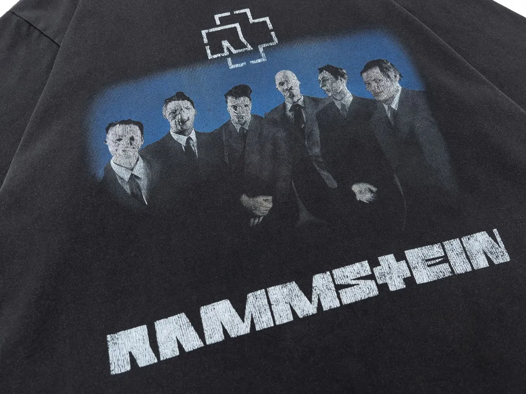 🅿️180 Detailed picture [Top version. Official website quality] BALENCI*GA/Paris Rammstein band joint short-sleeved T-shirt. The fabric is made of Paris ZP custom-woven and dyed cotton double yarn. The net weight is 260 grams. The cloth surface is clean. The cloth pattern is clear, soft and comfortable. The threads are dyed with no color difference. The pattern adopts Kornit digital direct printing machine, the letter strips are drawn with crack technology, the direct printing color is aligned with the original color, the LOGO is embroidered on the back of the clothes and legs, the ready-made clothes are washed and worn, the brick cabinets are restored, and the Jubie market is produced according to the pictures. You are welcome to compare the version and adopt the OS loose shoulder version. Same style for men and women Code: BL223073 Color: Washed black Size: XS to L