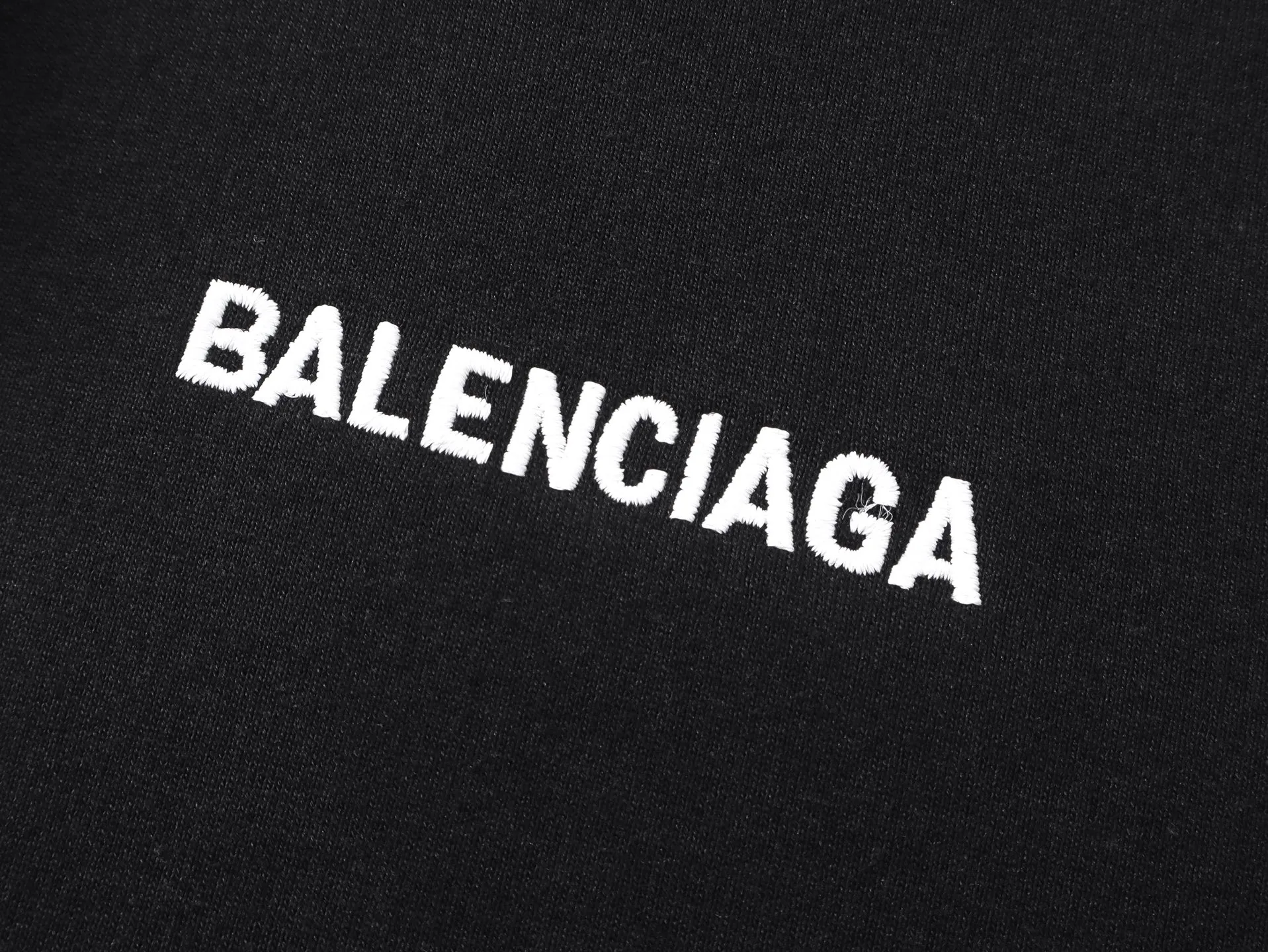 🅿️370 real photos [Top version. Official website quality] BALENCI*G*/25 new autumn and winter style. Washed and distressed hooded zipper cardigan sweatshirt with Paris LOGO embroidered on the front and back. Garments are washed and aged. SS25 latest model. Research and development at the first time, different market currencies. Comparisons welcome. The fabric is made of Paris ZP custom-woven and dyed cotton sweatshirt. Weighing 460 grams, the cloth surface is clean. The cloth pattern is clear, soft and comfortable. The threads are dyed with no color difference. The embroidery is done with embroidery machines imported from Tajima, and the garments are washed and worn to make them look old. Jubie market currency. Welcome to compare. The version adopts OS loose shoulder design. Same style for men and women. Code: BL259936 Color: black, off-white Size: XS S M L