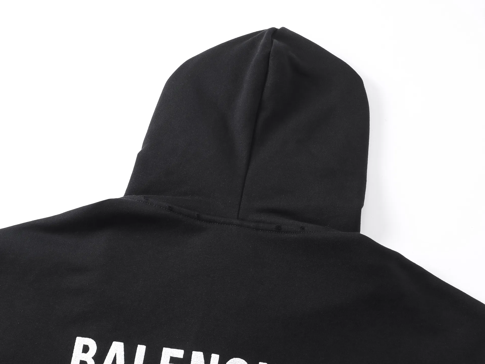 🅿️370 real photos [Top version. Official website quality] BALENCI*G*/25 new autumn and winter style. Washed and distressed hooded zipper cardigan sweatshirt with Paris LOGO embroidered on the front and back. Garments are washed and aged. SS25 latest model. Research and development at the first time, different market currencies. Comparisons welcome. The fabric is made of Paris ZP custom-woven and dyed cotton sweatshirt. Weighing 460 grams, the cloth surface is clean. The cloth pattern is clear, soft and comfortable. The threads are dyed with no color difference. The embroidery is done with embroidery machines imported from Tajima, and the garments are washed and worn to make them look old. Jubie market currency. Welcome to compare. The version adopts OS loose shoulder design. Same style for men and women. Code: BL259936 Color: black, off-white Size: XS S M L