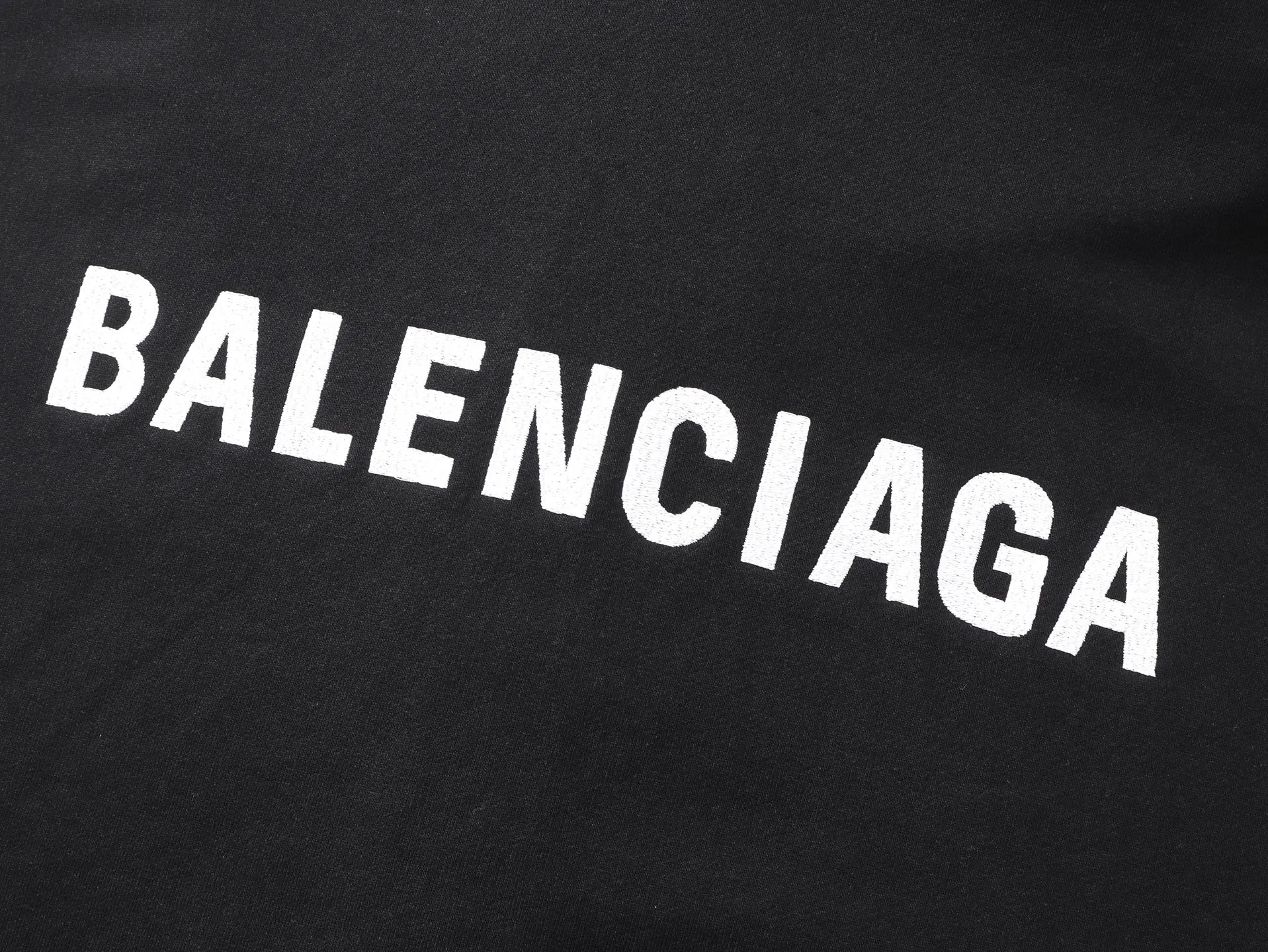 🅿️370 real photos [Top version. Official website quality] BALENCI*G*/25 new autumn and winter style. Washed and distressed hooded zipper cardigan sweatshirt with Paris LOGO embroidered on the front and back. Garments are washed and aged. SS25 latest model. Research and development at the first time, different market currencies. Comparisons welcome. The fabric is made of Paris ZP custom-woven and dyed cotton sweatshirt. Weighing 460 grams, the cloth surface is clean. The cloth pattern is clear, soft and comfortable. The threads are dyed with no color difference. The embroidery is done with embroidery machines imported from Tajima, and the garments are washed and worn to make them look old. Jubie market currency. Welcome to compare. The version adopts OS loose shoulder design. Same style for men and women. Code: BL259936 Color: black, off-white Size: XS S M L