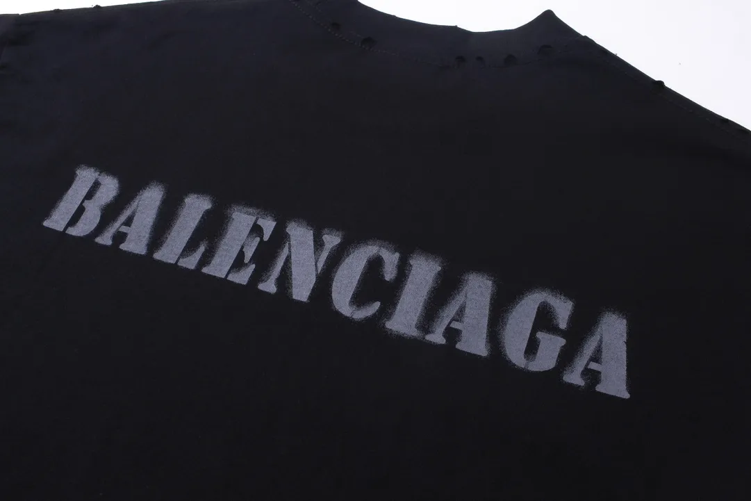 🅿️216 Real photos [Top version. Official website quality] BALENCI*GA/Paris. 2024 new style blurred letter LOGO printed ready-to-wear worn long-sleeved T-shirt. Brick cabinets are synchronized. Genuine products are developed at the first time, and you can print and compare! The fabric is made of Paris ZP custom-woven and dyed cotton double yarn. Weighing 260 grams, the cloth surface is clean. The cloth pattern is clear, soft and comfortable. The threads are dyed with no color difference. The classic LOGO is printed with environmentally friendly imported materials and dot direct printing technology, with a three-dimensional effect. Restored brick cabinet. Ready-made clothes are worn and worn, different market currency, welcome to compare, the version adopts OS loose shoulder version. Same style for men and women Coding: BL225038 Color: Black Size: XS S M L