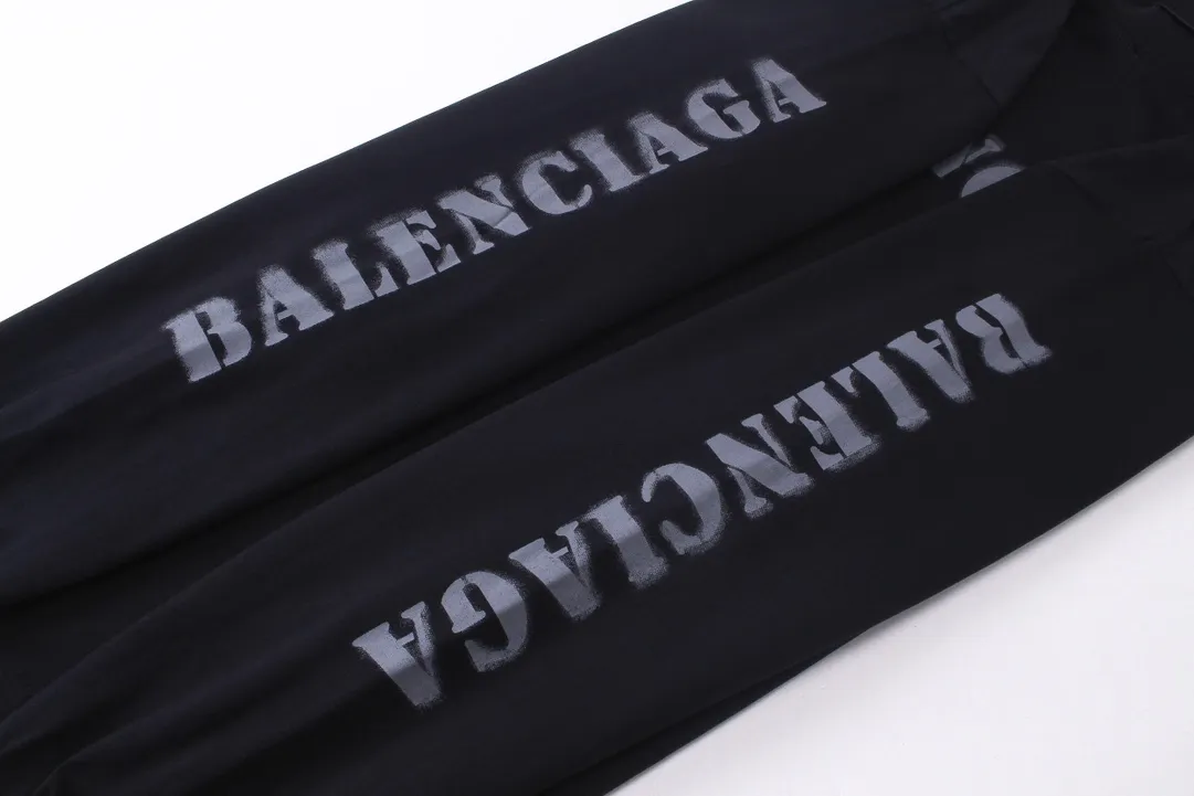 🅿️216 Real photos [Top version. Official website quality] BALENCI*GA/Paris. 2024 new style blurred letter LOGO printed ready-to-wear worn long-sleeved T-shirt. Brick cabinets are synchronized. Genuine products are developed at the first time, and you can print and compare! The fabric is made of Paris ZP custom-woven and dyed cotton double yarn. Weighing 260 grams, the cloth surface is clean. The cloth pattern is clear, soft and comfortable. The threads are dyed with no color difference. The classic LOGO is printed with environmentally friendly imported materials and dot direct printing technology, with a three-dimensional effect. Restored brick cabinet. Ready-made clothes are worn and worn, different market currency, welcome to compare, the version adopts OS loose shoulder version. Same style for men and women Coding: BL225038 Color: Black Size: XS S M L