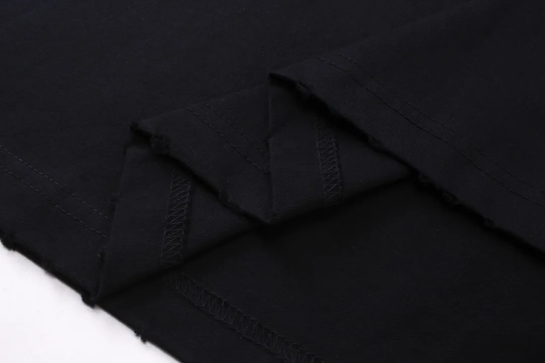 🅿️216 Real photos [Top version. Official website quality] BALENCI*GA/Paris. 2024 new style blurred letter LOGO printed ready-to-wear worn long-sleeved T-shirt. Brick cabinets are synchronized. Genuine products are developed at the first time, and you can print and compare! The fabric is made of Paris ZP custom-woven and dyed cotton double yarn. Weighing 260 grams, the cloth surface is clean. The cloth pattern is clear, soft and comfortable. The threads are dyed with no color difference. The classic LOGO is printed with environmentally friendly imported materials and dot direct printing technology, with a three-dimensional effect. Restored brick cabinet. Ready-made clothes are worn and worn, different market currency, welcome to compare, the version adopts OS loose shoulder version. Same style for men and women Coding: BL225038 Color: Black Size: XS S M L
