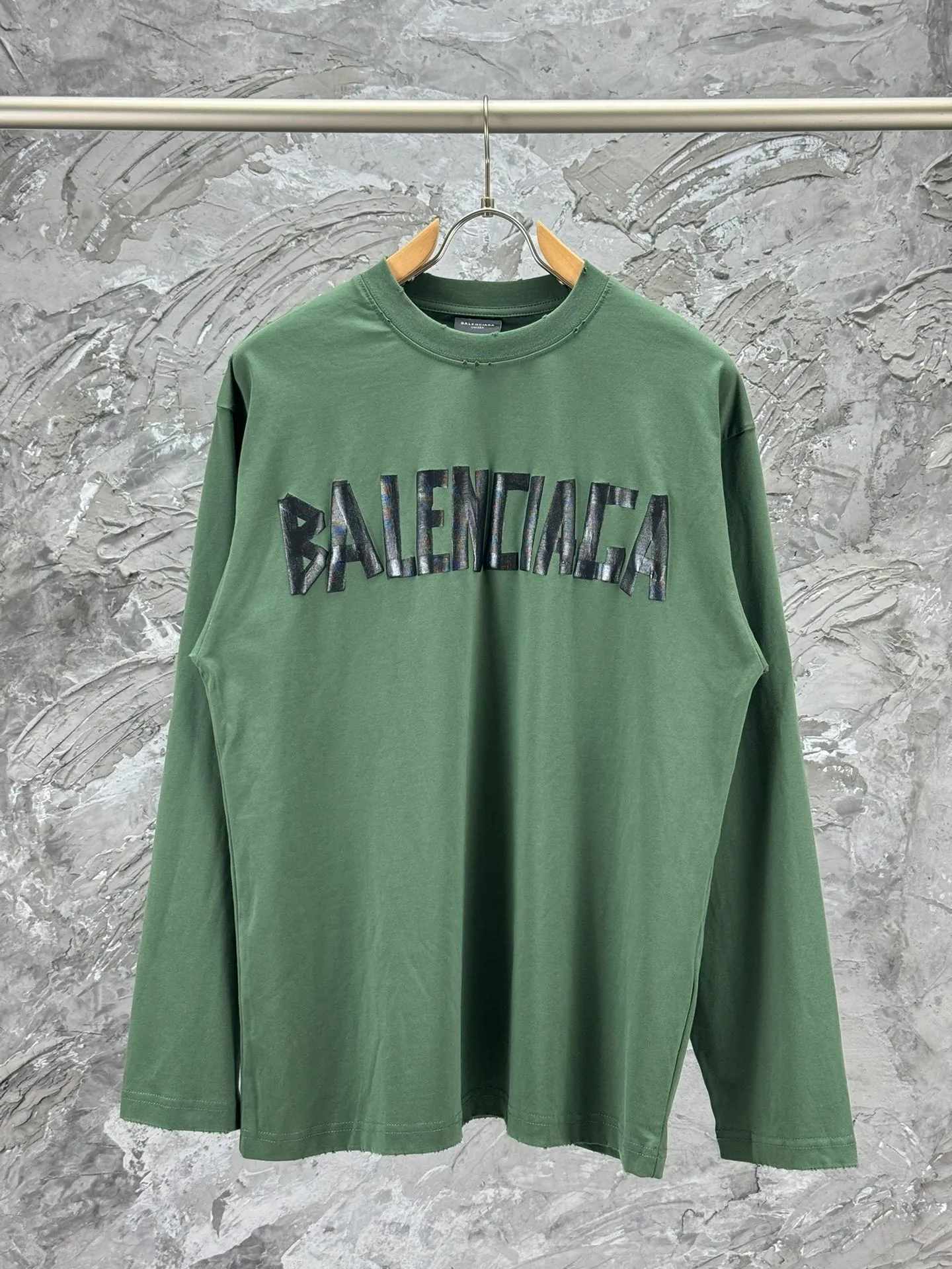 🅿️250 BALENCI*GA Paris tape series printed washed distressed long sleeves. The fabric is made of 280g Paris-specific double yarns*high weight 1:1 double yarn rib. The front and rear panels are made of imported Kornray machine direct-injection printing technology. Distressing + multi-position cutting and wear-making process. Two high-temperature shaping washes. os dropped shoulders and loose version. Same style for men and women -Color: off-white, iron gray, burgundy, green, black blue, fog blue -SIZE: XS S M L style number 8602#
