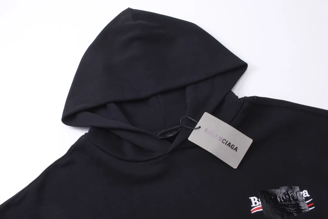 🅿️310 Detailed picture [Top version. Official website quality] BALENCI*GA/Paris#Classic. Coke embroidered black tape hooded sweatshirt. The fabric is made of Paris ZP custom-woven and dyed cotton sweatshirt. The weight is 450 grams. The cloth surface is clean. The cloth pattern is clear, soft and comfortable. The color fastness is good. It is not easy to change color. The threads are dyed with no color difference. The classic pattern embroidery uses an imported embroidery machine, and the embroidery thread color is based on the original color. It is produced based on the pictures in the Jubie market. The letters are clear. The three-dimensional effect is strong. The embroidered flowers are laminated on the finished product. The version adopts OS loose shoulder design. Same style for men and women. Code: BL238058 Color: black, off-white, smoky gray, red, brown Size: XS S M L