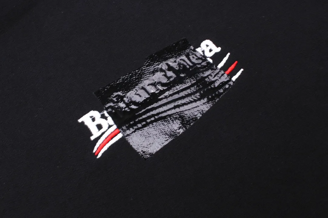 🅿️310 Detailed picture [Top version. Official website quality] BALENCI*GA/Paris#Classic. Coke embroidered black tape hooded sweatshirt. The fabric is made of Paris ZP custom-woven and dyed cotton sweatshirt. The weight is 450 grams. The cloth surface is clean. The cloth pattern is clear, soft and comfortable. The color fastness is good. It is not easy to change color. The threads are dyed with no color difference. The classic pattern embroidery uses an imported embroidery machine, and the embroidery thread color is based on the original color. It is produced based on the pictures in the Jubie market. The letters are clear. The three-dimensional effect is strong. The embroidered flowers are laminated on the finished product. The version adopts OS loose shoulder design. Same style for men and women. Code: BL238058 Color: black, off-white, smoky gray, red, brown Size: XS S M L