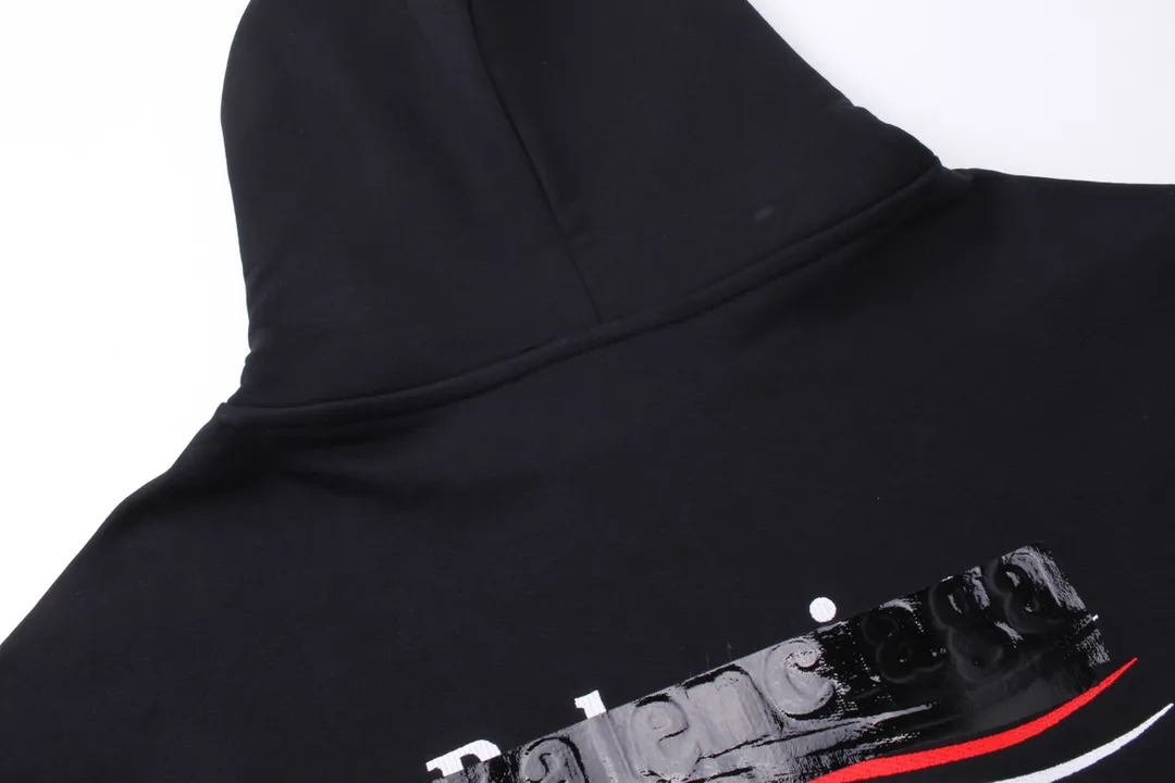 🅿️310 Detailed picture [Top version. Official website quality] BALENCI*GA/Paris#Classic. Coke embroidered black tape hooded sweatshirt. The fabric is made of Paris ZP custom-woven and dyed cotton sweatshirt. The weight is 450 grams. The cloth surface is clean. The cloth pattern is clear, soft and comfortable. The color fastness is good. It is not easy to change color. The threads are dyed with no color difference. The classic pattern embroidery uses an imported embroidery machine, and the embroidery thread color is based on the original color. It is produced based on the pictures in the Jubie market. The letters are clear. The three-dimensional effect is strong. The embroidered flowers are laminated on the finished product. The version adopts OS loose shoulder design. Same style for men and women. Code: BL238058 Color: black, off-white, smoky gray, red, brown Size: XS S M L