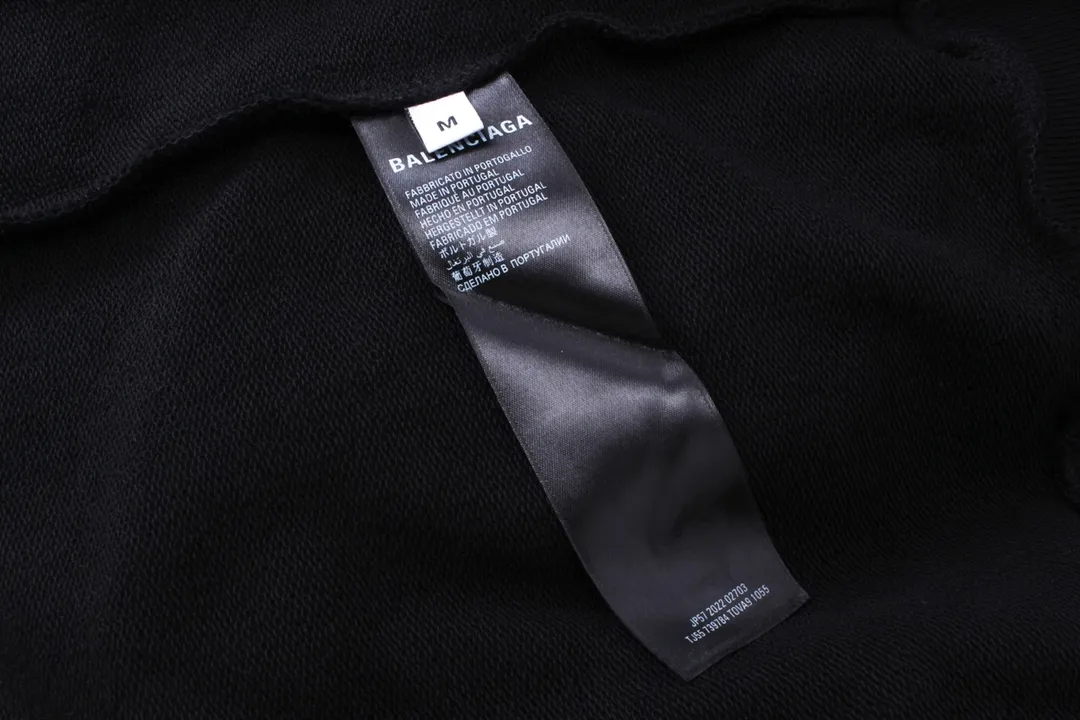 🅿️310 Detailed picture [Top version. Official website quality] BALENCI*GA/Paris#Classic. Coke embroidered black tape hooded sweatshirt. The fabric is made of Paris ZP custom-woven and dyed cotton sweatshirt. The weight is 450 grams. The cloth surface is clean. The cloth pattern is clear, soft and comfortable. The color fastness is good. It is not easy to change color. The threads are dyed with no color difference. The classic pattern embroidery uses an imported embroidery machine, and the embroidery thread color is based on the original color. It is produced based on the pictures in the Jubie market. The letters are clear. The three-dimensional effect is strong. The embroidered flowers are laminated on the finished product. The version adopts OS loose shoulder design. Same style for men and women. Code: BL238058 Color: black, off-white, smoky gray, red, brown Size: XS S M L