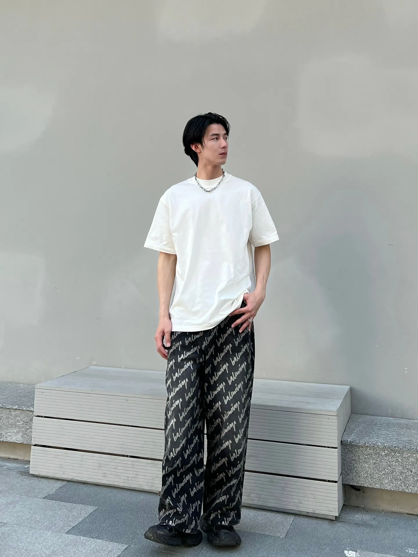 ♻️💯Upper body reference model picture❤️Top tested version Balenciaga environmental logo arrow three-color loose breathable cotton short-sleeved T-shirt BLCG is one of the most influential brands in the fashion industry. Founded in 1919 by Cristóbal Balenciaga and settled in Paris in 1936, he led many important fashion movements between 1930 and 1968. The representative ready-to-wear series reflects the identity of the brand - Fabric: Made of 32-count double yarn, 260-gram weight fabric, imported knitted needle carded cotton, with moderate thickness, drape and contour - The front printing screen plate is hand-printed, and the 3D full-color scanned pattern is made into film to ensure the highest degree of printing pattern restoration. The upper and lower LOGO printing has a strong touch texture. The printing material uses environmentally friendly active water slurry and anti-sublimation liquid as the base. The garment is resistant to washing and does not desizing. Color: black and white size: XS-L P:240