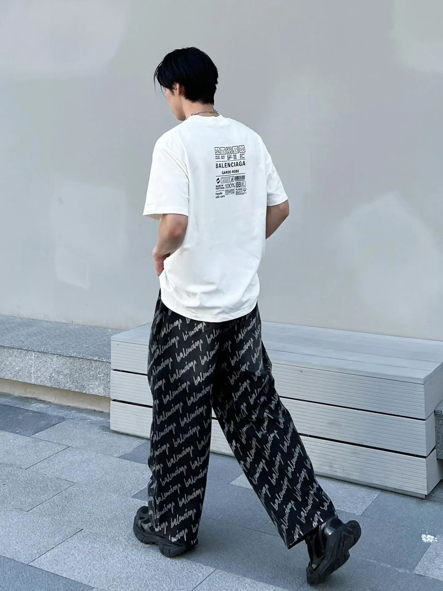 ♻️💯Upper body reference model picture❤️Top tested version Balenciaga environmental logo arrow three-color loose breathable cotton short-sleeved T-shirt BLCG is one of the most influential brands in the fashion industry. Founded in 1919 by Cristóbal Balenciaga and settled in Paris in 1936, he led many important fashion movements between 1930 and 1968. The representative ready-to-wear series reflects the identity of the brand - Fabric: Made of 32-count double yarn, 260-gram weight fabric, imported knitted needle carded cotton, with moderate thickness, drape and contour - The front printing screen plate is hand-printed, and the 3D full-color scanned pattern is made into film to ensure the highest degree of printing pattern restoration. The upper and lower LOGO printing has a strong touch texture. The printing material uses environmentally friendly active water slurry and anti-sublimation liquid as the base. The garment is resistant to washing and does not desizing. Color: black and white size: XS-L P:240