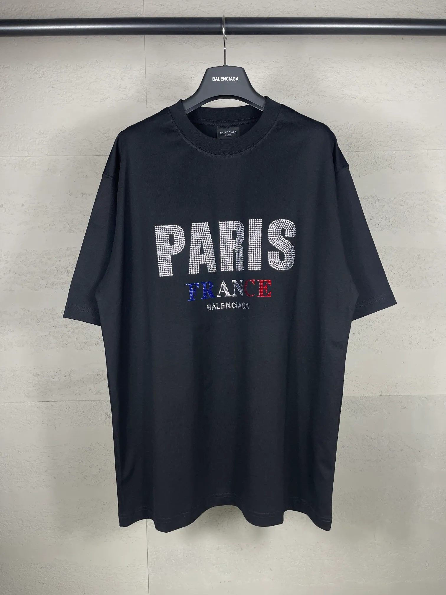 🅿️190 real photos [Top version. Official website quality] BALENCI*GA/Paris BALENCI*GA# new model, with paris. Stress art wood works on the front and rhinestone short-sleeved T-shirt on the back. . Brick cabinet synchronization. The fabric is made of Paris ZP custom-woven and dyed 100% cotton with double yarn and compact cotton. The weight is 260 grams. The cloth surface is clean. The cloth pattern is clear. It is soft and comfortable. It has good color fastness and is not easy to change color. The threads are woven and dyed with no color difference. The front hot diamond is made of imported Austrian diamond, which has good gloss and is not easy to fall off. Comparisons welcome. Restore brick cabinet. The version adopts OS loose shoulder version. Same style for men and women. Code: BL223397 Color: Black. Pink Size: XS S M L