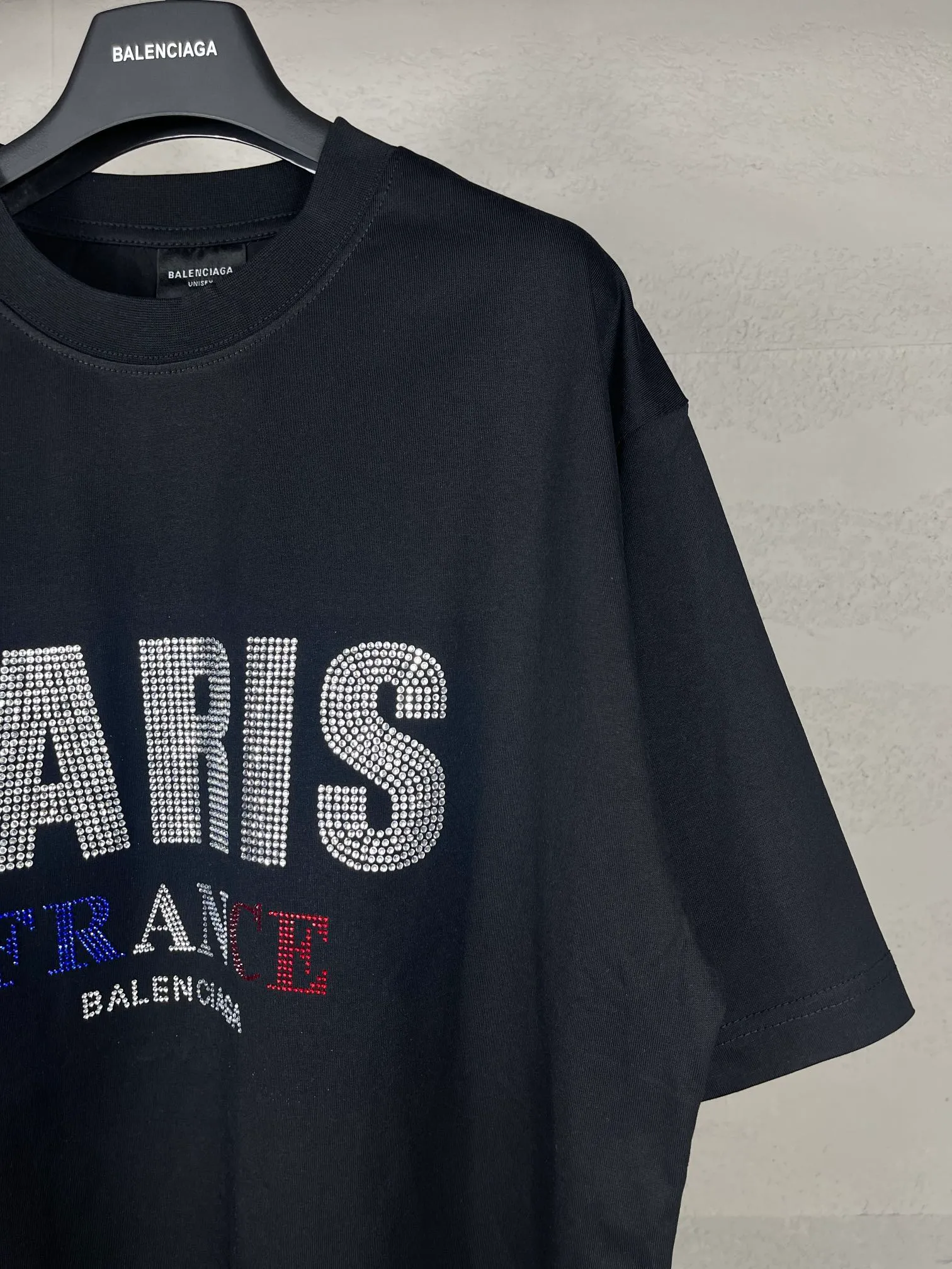 🅿️190 real photos [Top version. Official website quality] BALENCI*GA/Paris BALENCI*GA# new model, with paris. Stress art wood works on the front and rhinestone short-sleeved T-shirt on the back. . Brick cabinet synchronization. The fabric is made of Paris ZP custom-woven and dyed 100% cotton with double yarn and compact cotton. The weight is 260 grams. The cloth surface is clean. The cloth pattern is clear. It is soft and comfortable. It has good color fastness and is not easy to change color. The threads are woven and dyed with no color difference. The front hot diamond is made of imported Austrian diamond, which has good gloss and is not easy to fall off. Comparisons welcome. Restore brick cabinet. The version adopts OS loose shoulder version. Same style for men and women. Code: BL223397 Color: Black. Pink Size: XS S M L