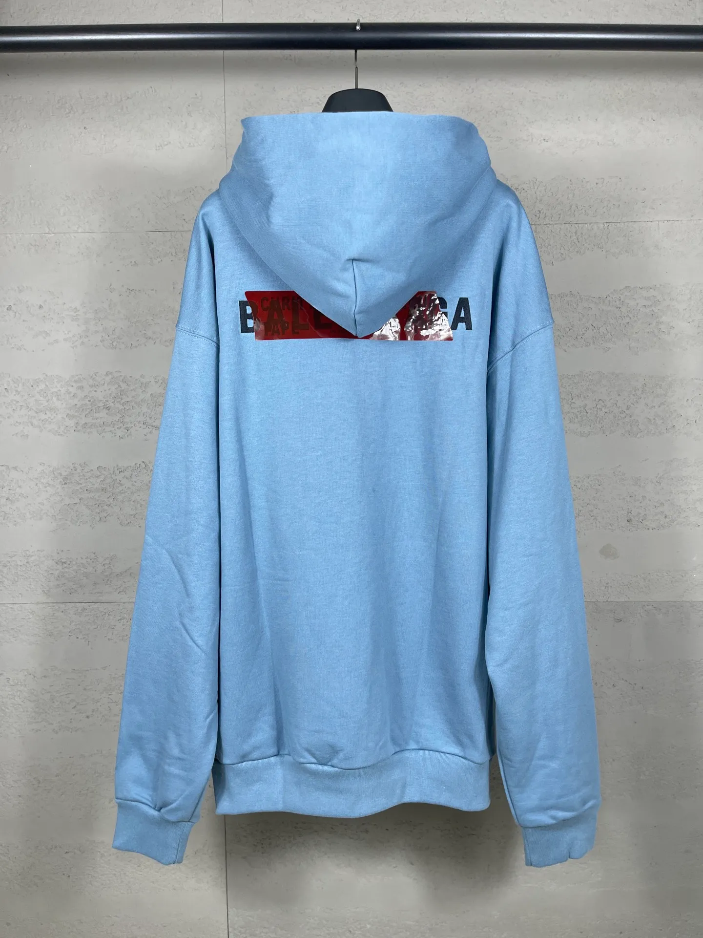 🅿️320 real photos [Top version. Official website quality] BALENCI*GA/Paris #2025 autumn and winter new style front and rear letter LOGO embroidered tape taped hooded sweatshirt. Full sense of design, welcome to compare. The fabric is made of Paris ZP custom-woven and dyed cotton sweatshirt. The weight is 460 grams. The cloth surface is clean. The cloth pattern is clear, soft and comfortable. The threads are dyed with no color difference. The classic letter LOGO is embroidered with imported Tajima embroidery machine. The tape is stamped with imported transparent glue. The effect is three-dimensional. Restore the brick cabinet, adopt OS loose shoulder style. Same style for men and women. Code: BL259910 Color: black, sky blue Size: XS S M L