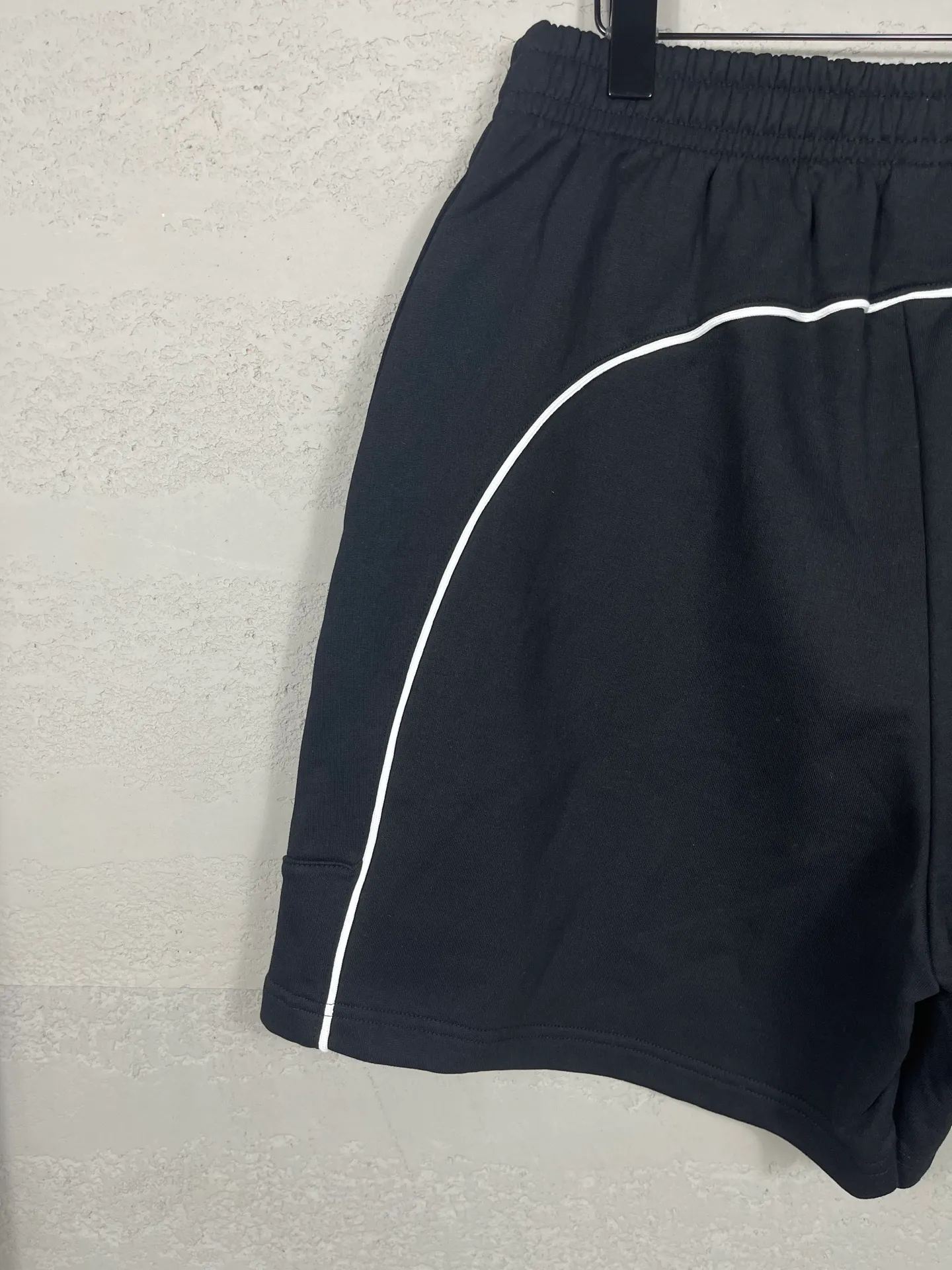 🅿️230 real shots [Top version. Official website quality] BALENCI*GA/Paris. 2025 new model. Paris co-branded Manchester United jersey LOGO embroidered multi-digit splicing shorts. Synchronized with brick cabinets. Developed authentic products at the first time, please print and compare! The fabric is made of Paris ZP custom-woven and dyed 100% cotton terry sweatshirt. The weight is 460 grams. The cloth surface is clean. The cloth pattern is clear and the hand feels soft and comfortable. The embroidery uses an imported Tajima embroidery machine. The letters are clear and the effect is three-dimensional. The version adopts a loose version. Same style for men and women. Code: BL257018 Color: Black, Size: XS S M L