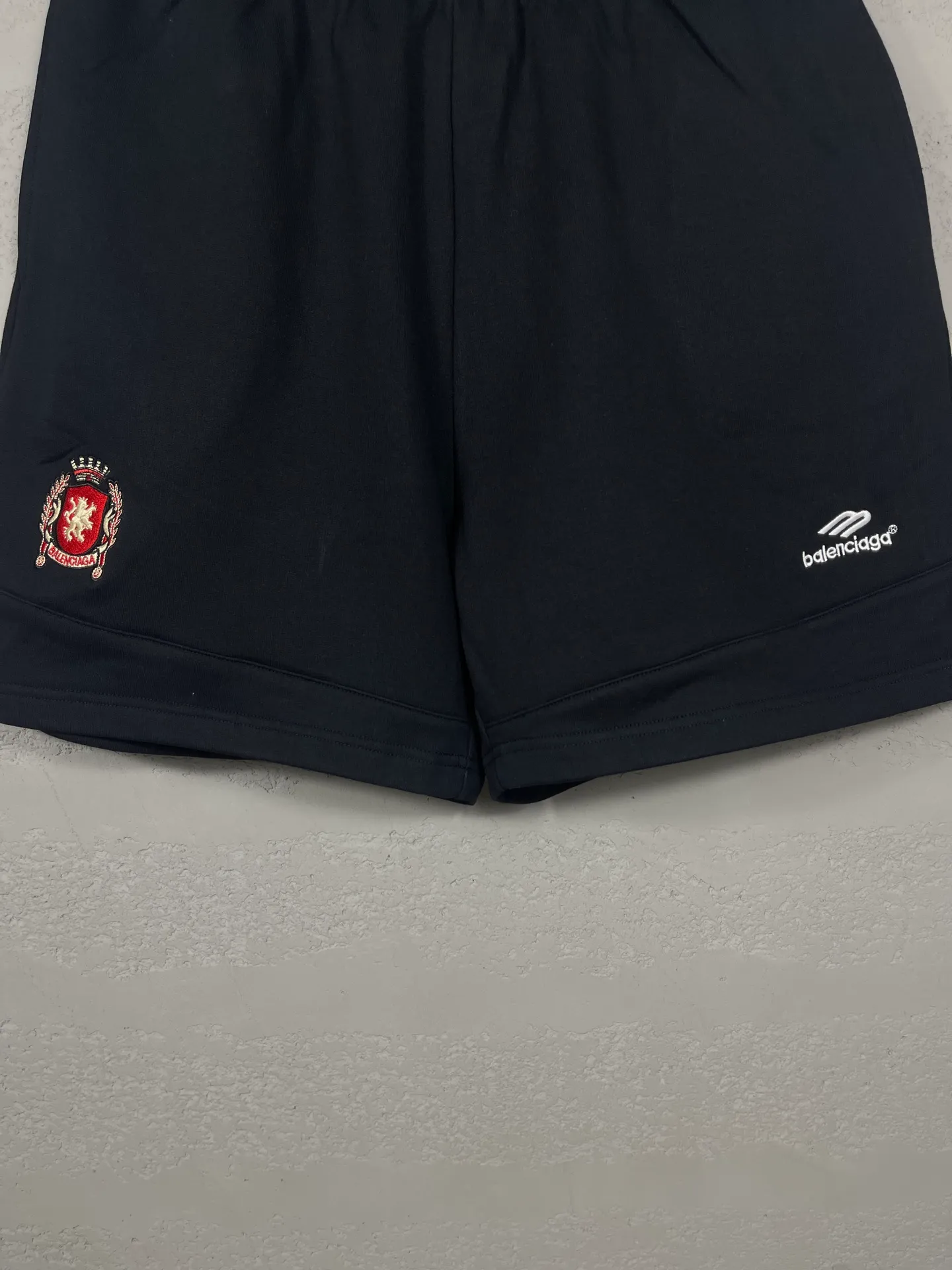 🅿️230 real shots [Top version. Official website quality] BALENCI*GA/Paris. 2025 new model. Paris co-branded Manchester United jersey LOGO embroidered multi-digit splicing shorts. Synchronized with brick cabinets. Developed authentic products at the first time, please print and compare! The fabric is made of Paris ZP custom-woven and dyed 100% cotton terry sweatshirt. The weight is 460 grams. The cloth surface is clean. The cloth pattern is clear and the hand feels soft and comfortable. The embroidery uses an imported Tajima embroidery machine. The letters are clear and the effect is three-dimensional. The version adopts a loose version. Same style for men and women. Code: BL257018 Color: Black, Size: XS S M L