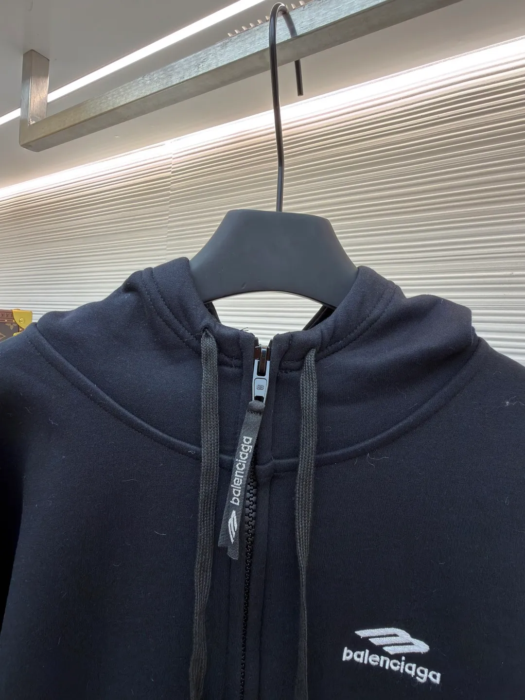 Balenciaga SIK WEAR ski series velvet hooded sweatshirt ●Original version: purchased and developed for 9999 ●Item number: 1681932-B15 ●Fabric: velvet fabric ●Technology: embroidery production ●Color: black ●Version: loose fit ●Weight: about 945 grams ●Size: XS-S-M-L ●Description: It adopts a high-count and high-density plain knitting structure. The surface shows an extremely delicate and smooth texture, giving the garment a low-key and high-end matte texture. This is in sharp contrast to traditional heavy and fluffy ski suits, achieving a balance between "light weight" and "excellent performance." After being treated with Teflon coating, the surface of the fabric can resist being soaked by snow water, while maintaining a certain degree of breathability to avoid accumulation of sweat inside. The fabric may also be tear-resistant and have some elasticity to ensure freedom of movement and durability during skiing. The interior is made of velvet material. By creating a large number of tiny air traps on its surface, a layer of still air is formed, which effectively locks body heat and achieves excellent warmth retention. The materials selected focus on skin-friendly feeling to avoid the itching that may be caused by ordinary thermal insulation materials. At the same time, excellent fleece has quick-drying properties, which can quickly export internal moisture to the outer layer for evaporation, keeping the skin dry and comfortable. It is perfect for the micro-environment of alternating hot and cold conditions when skiing. Zippers are not commercially available, but "customized rubber zippers" specially developed for the SIKWEAR series. Its teeth are treated with high-performance polymer or rubber to ensure they are smooth and durable in extremely cold environments and are not easy to freeze. The design of the zipper puller must also be ergonomically considered to facilitate operation when wearing gloves. Customized jacquard webbing, jacquard weaving technology can create clear, three-dimensional and never fall off patterns, its texture and firmness are far better than ordinary printing. This webbing becomes the main visual axis that runs through the front of the garment, making it highly recognizable. The letters are finished with Tajima embroidery. The effect is far superior to ordinary computer embroidery. It is characterized by extremely dense and even stitches, clear and sharp edges, and full and three-dimensional patterns. The direction and tension of each stitch are precisely controlled to ensure that the logo remains in perfect shape under any wearing condition and will not wrinkle or deform. The rich texture and luster brought about by this craftsmanship are core expressions of luxury identity. SIKWEAR velvet hooded sweatshirt is a piece of clothing art that integrates cutting-edge technological fabrics, sophisticated functional design, luxurious custom details and palace-level craftsmanship. It breaks the boundaries between professional ski wear and everyday fashion, creating a complete narrative about modern luxury sportswear. It's more than just a sweatshirt for keeping warm, it's a piece of equipment for connoisseurs who pursue ultimate performance and top-notch fashion. The overall wiring is straight and delicate, the fabric is comfortable and soft, and the color is consistent without color difference. It can be matched with the same style to create a fashionable look and control various occasions. Customized accessories, complete with three standards, same style for men and women!