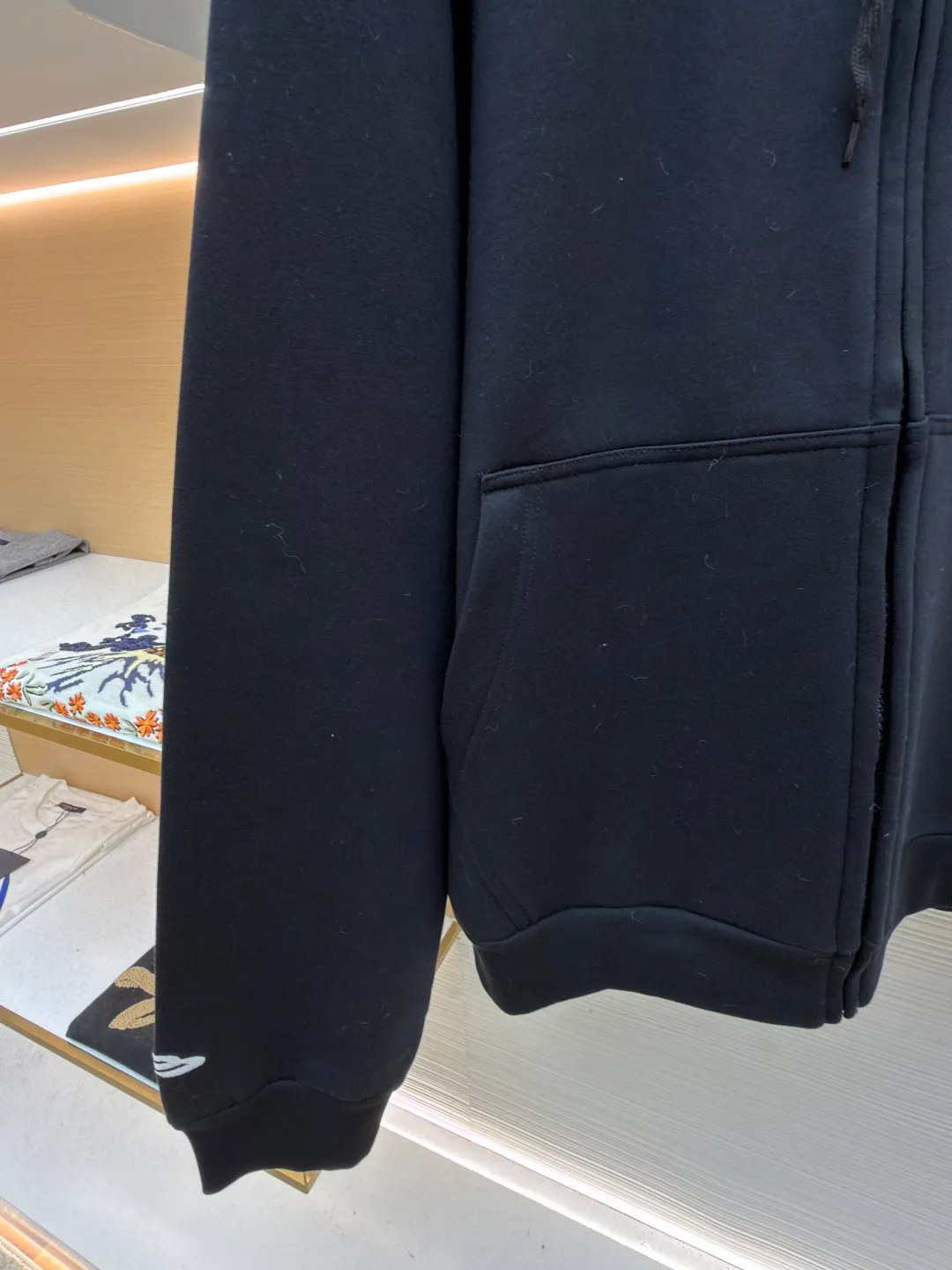 Balenciaga SIK WEAR ski series velvet hooded sweatshirt ●Original version: purchased and developed for 9999 ●Item number: 1681932-B15 ●Fabric: velvet fabric ●Technology: embroidery production ●Color: black ●Version: loose fit ●Weight: about 945 grams ●Size: XS-S-M-L ●Description: It adopts a high-count and high-density plain knitting structure. The surface shows an extremely delicate and smooth texture, giving the garment a low-key and high-end matte texture. This is in sharp contrast to traditional heavy and fluffy ski suits, achieving a balance between "light weight" and "excellent performance." After being treated with Teflon coating, the surface of the fabric can resist being soaked by snow water, while maintaining a certain degree of breathability to avoid accumulation of sweat inside. The fabric may also be tear-resistant and have some elasticity to ensure freedom of movement and durability during skiing. The interior is made of velvet material. By creating a large number of tiny air traps on its surface, a layer of still air is formed, which effectively locks body heat and achieves excellent warmth retention. The materials selected focus on skin-friendly feeling to avoid the itching that may be caused by ordinary thermal insulation materials. At the same time, excellent fleece has quick-drying properties, which can quickly export internal moisture to the outer layer for evaporation, keeping the skin dry and comfortable. It is perfect for the micro-environment of alternating hot and cold conditions when skiing. Zippers are not commercially available, but "customized rubber zippers" specially developed for the SIKWEAR series. Its teeth are treated with high-performance polymer or rubber to ensure they are smooth and durable in extremely cold environments and are not easy to freeze. The design of the zipper puller must also be ergonomically considered to facilitate operation when wearing gloves. Customized jacquard webbing, jacquard weaving technology can create clear, three-dimensional and never fall off patterns, its texture and firmness are far better than ordinary printing. This webbing becomes the main visual axis that runs through the front of the garment, making it highly recognizable. The letters are finished with Tajima embroidery. The effect is far superior to ordinary computer embroidery. It is characterized by extremely dense and even stitches, clear and sharp edges, and full and three-dimensional patterns. The direction and tension of each stitch are precisely controlled to ensure that the logo remains in perfect shape under any wearing condition and will not wrinkle or deform. The rich texture and luster brought about by this craftsmanship are core expressions of luxury identity. SIKWEAR velvet hooded sweatshirt is a piece of clothing art that integrates cutting-edge technological fabrics, sophisticated functional design, luxurious custom details and palace-level craftsmanship. It breaks the boundaries between professional ski wear and everyday fashion, creating a complete narrative about modern luxury sportswear. It's more than just a sweatshirt for keeping warm, it's a piece of equipment for connoisseurs who pursue ultimate performance and top-notch fashion. The overall wiring is straight and delicate, the fabric is comfortable and soft, and the color is consistent without color difference. It can be matched with the same style to create a fashionable look and control various occasions. Customized accessories, complete with three standards, same style for men and women!
