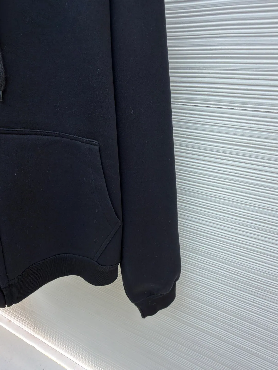 Balenciaga SIK WEAR ski series velvet hooded sweatshirt ●Original version: purchased and developed for 9999 ●Item number: 1681932-B15 ●Fabric: velvet fabric ●Technology: embroidery production ●Color: black ●Version: loose fit ●Weight: about 945 grams ●Size: XS-S-M-L ●Description: It adopts a high-count and high-density plain knitting structure. The surface shows an extremely delicate and smooth texture, giving the garment a low-key and high-end matte texture. This is in sharp contrast to traditional heavy and fluffy ski suits, achieving a balance between "light weight" and "excellent performance." After being treated with Teflon coating, the surface of the fabric can resist being soaked by snow water, while maintaining a certain degree of breathability to avoid accumulation of sweat inside. The fabric may also be tear-resistant and have some elasticity to ensure freedom of movement and durability during skiing. The interior is made of velvet material. By creating a large number of tiny air traps on its surface, a layer of still air is formed, which effectively locks body heat and achieves excellent warmth retention. The materials selected focus on skin-friendly feeling to avoid the itching that may be caused by ordinary thermal insulation materials. At the same time, excellent fleece has quick-drying properties, which can quickly export internal moisture to the outer layer for evaporation, keeping the skin dry and comfortable. It is perfect for the micro-environment of alternating hot and cold conditions when skiing. Zippers are not commercially available, but "customized rubber zippers" specially developed for the SIKWEAR series. Its teeth are treated with high-performance polymer or rubber to ensure they are smooth and durable in extremely cold environments and are not easy to freeze. The design of the zipper puller must also be ergonomically considered to facilitate operation when wearing gloves. Customized jacquard webbing, jacquard weaving technology can create clear, three-dimensional and never fall off patterns, its texture and firmness are far better than ordinary printing. This webbing becomes the main visual axis that runs through the front of the garment, making it highly recognizable. The letters are finished with Tajima embroidery. The effect is far superior to ordinary computer embroidery. It is characterized by extremely dense and even stitches, clear and sharp edges, and full and three-dimensional patterns. The direction and tension of each stitch are precisely controlled to ensure that the logo remains in perfect shape under any wearing condition and will not wrinkle or deform. The rich texture and luster brought about by this craftsmanship are core expressions of luxury identity. SIKWEAR velvet hooded sweatshirt is a piece of clothing art that integrates cutting-edge technological fabrics, sophisticated functional design, luxurious custom details and palace-level craftsmanship. It breaks the boundaries between professional ski wear and everyday fashion, creating a complete narrative about modern luxury sportswear. It's more than just a sweatshirt for keeping warm, it's a piece of equipment for connoisseurs who pursue ultimate performance and top-notch fashion. The overall wiring is straight and delicate, the fabric is comfortable and soft, and the color is consistent without color difference. It can be matched with the same style to create a fashionable look and control various occasions. Customized accessories, complete with three standards, same style for men and women!