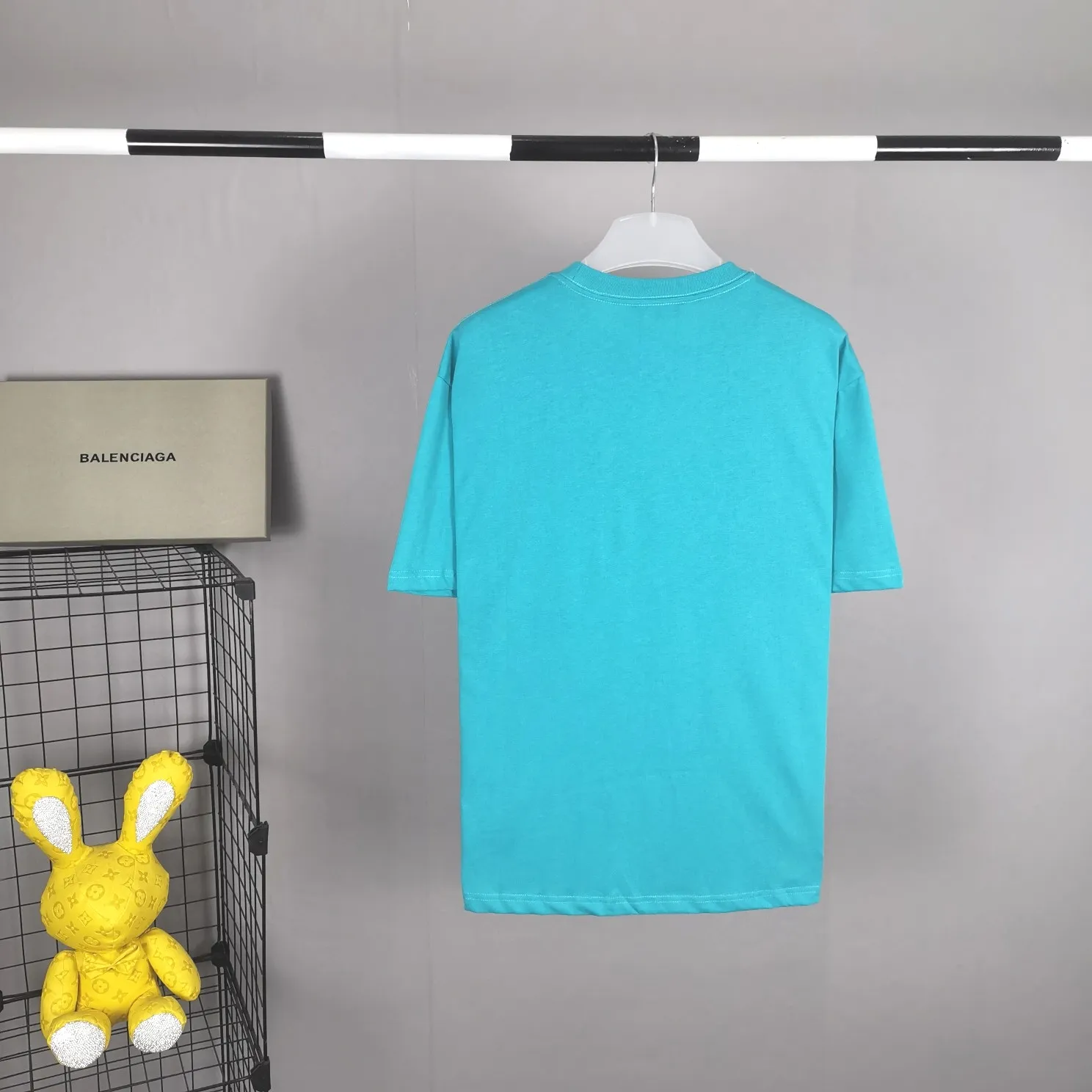 The top tested version of Balenciaga mailbox letter logo pure cotton loose-fitting trendy brand short sleeves for men and women. A simple basic T. A simple short sleeve that you can fall in love with at first glance. The Blcg mailbox logo on the chest is simple and beautiful. It is operated by an imported elliptical machine, without burrs and neatly aligned! The fabric is made of 260g double-ply double-yarn plain cotton fabric, which is different from the low-end version. The color is also super beautiful. It’s the best price! ! ! ! !  Color: black, white, fog blue, khaki, lake green Size: XS-L P:240