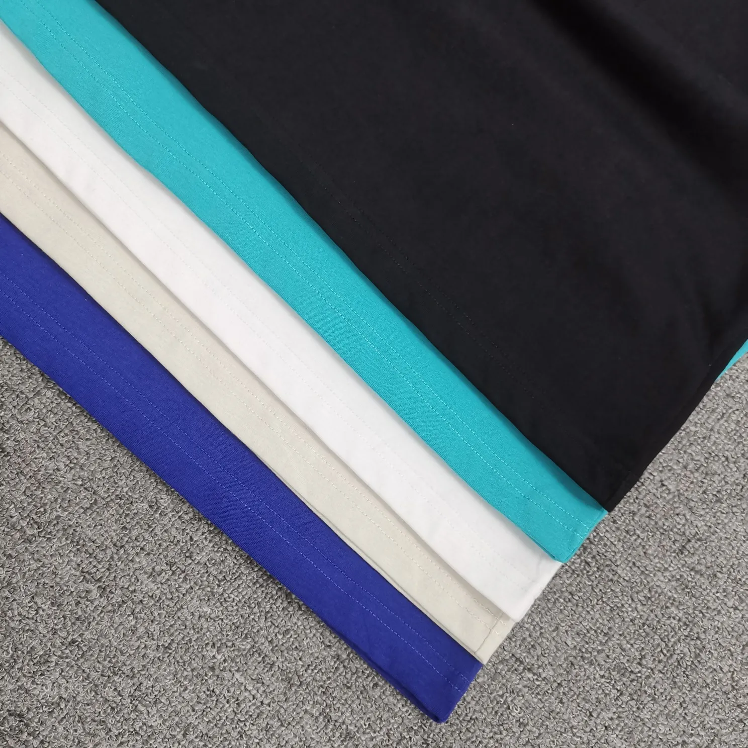The top tested version of Balenciaga mailbox letter logo pure cotton loose-fitting trendy brand short sleeves for men and women. A simple basic T. A simple short sleeve that you can fall in love with at first glance. The Blcg mailbox logo on the chest is simple and beautiful. It is operated by an imported elliptical machine, without burrs and neatly aligned! The fabric is made of 260g double-ply double-yarn plain cotton fabric, which is different from the low-end version. The color is also super beautiful. It’s the best price! ! ! ! !  Color: black, white, fog blue, khaki, lake green Size: XS-L P:240