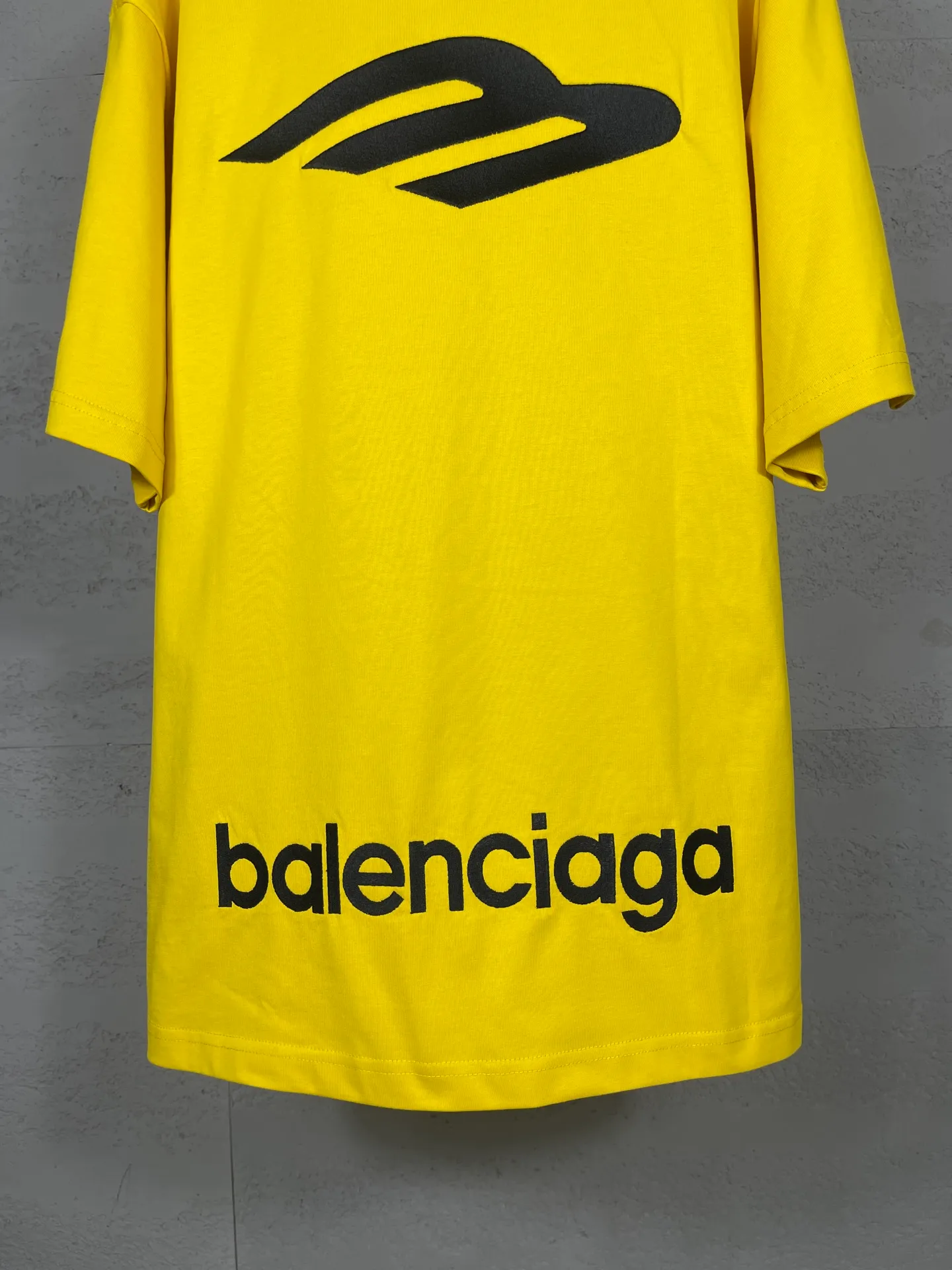🅿️200 Actual pictures [Top version. Official website quality] BALENCI*GA/Paris BALENCI*GA#SS26 The latest model of the ski sports series, with a small LOGO on the front and a large LOGO on the back, classic icons embroidered with thousands of needles. Brick cabinet sync. Genuine products are developed and developed in the first time. Welcome to compare! The fabric is made of Paris ZP custom-woven and dyed 100% cotton double-yarn compact cotton. The weight is 260 grams. The cloth surface is clean. The cloth pattern is clear. It is soft and comfortable. It has good color fastness and is not easy to change color. The threads are woven and dyed with no color difference. The embroidery is done using imported Tajima embroidery machines. Super 10W needle and thread high-density embroidery. The effect is three-dimensional and the lines are clear. No burrs and miscellaneous threads, super high-tech embroidery. The version adopts OS loose shoulder design. Same style for men and women. Code: BL253737 Color: black, white, yellow, blue Size: XS, S, M, L
