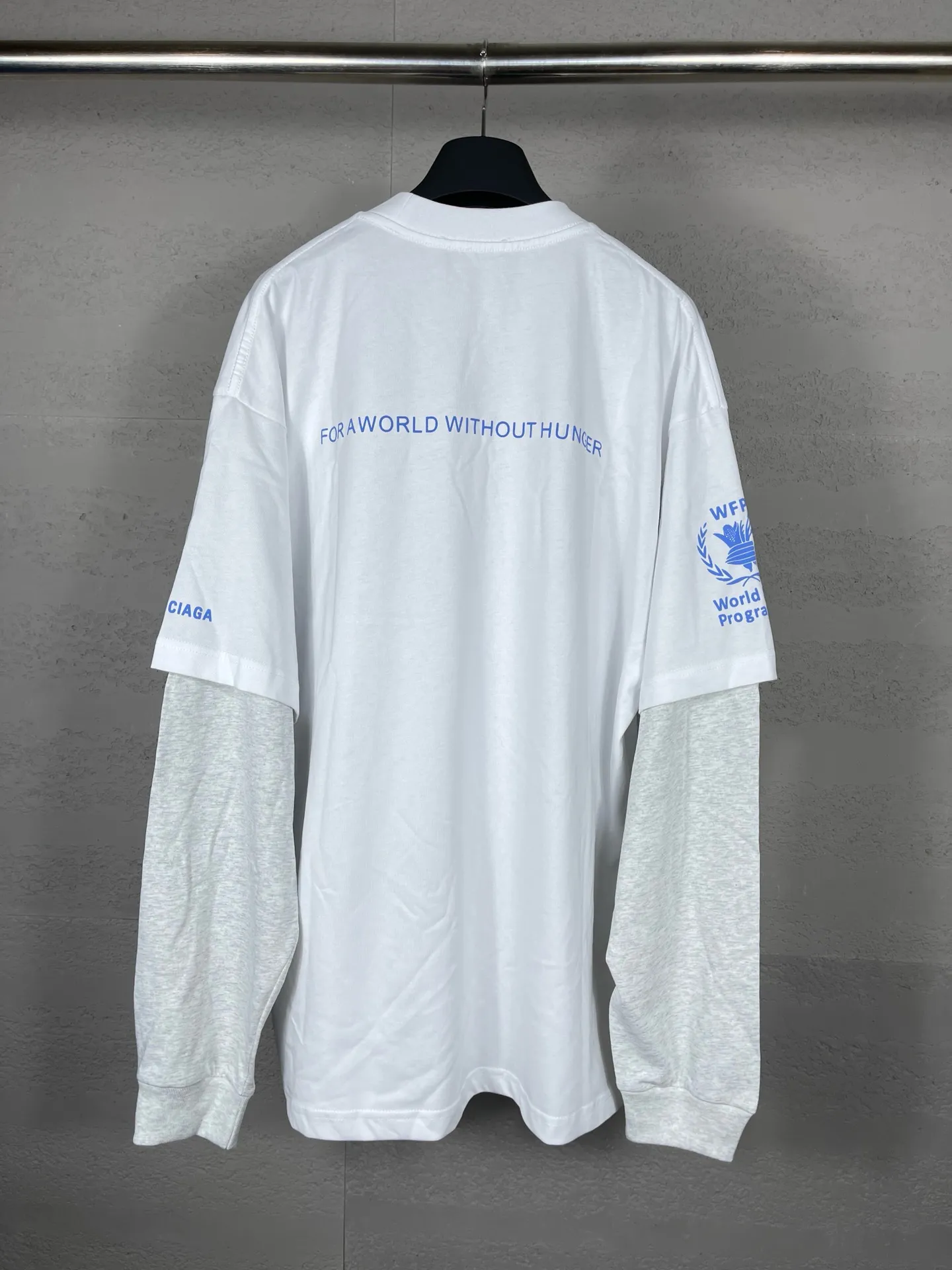 🅿️216 Real photos [Top version. Official website quality] BALENCIAGA/Balenciaga WFP World Food Agency charity limited edition #long-sleeved T-shirt. The fabric is made of Paris ZP custom-woven and dyed cotton double yarn. Weighing 260 grams, the cloth surface is clean. The cloth pattern is clear, soft and comfortable. The ribbing is dyed with no color difference. The classic pattern printing uses environmentally friendly imported glue, micro-foam printing. Precision screen. The letters are clear. No burrs. Strong three-dimensional effect. The version adopts OS loose shoulder version. Same style for men and women. Coding: BL225016 Color: white, black Size: XS S M L