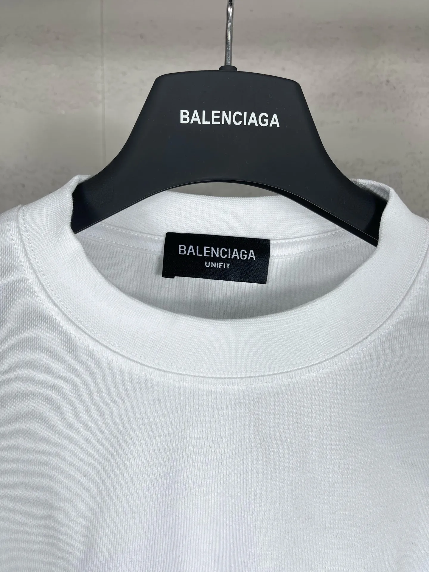🅿️216 Real photos [Top version. Official website quality] BALENCIAGA/Balenciaga WFP World Food Agency charity limited edition #long-sleeved T-shirt. The fabric is made of Paris ZP custom-woven and dyed cotton double yarn. Weighing 260 grams, the cloth surface is clean. The cloth pattern is clear, soft and comfortable. The ribbing is dyed with no color difference. The classic pattern printing uses environmentally friendly imported glue, micro-foam printing. Precision screen. The letters are clear. No burrs. Strong three-dimensional effect. The version adopts OS loose shoulder version. Same style for men and women. Coding: BL225016 Color: white, black Size: XS S M L