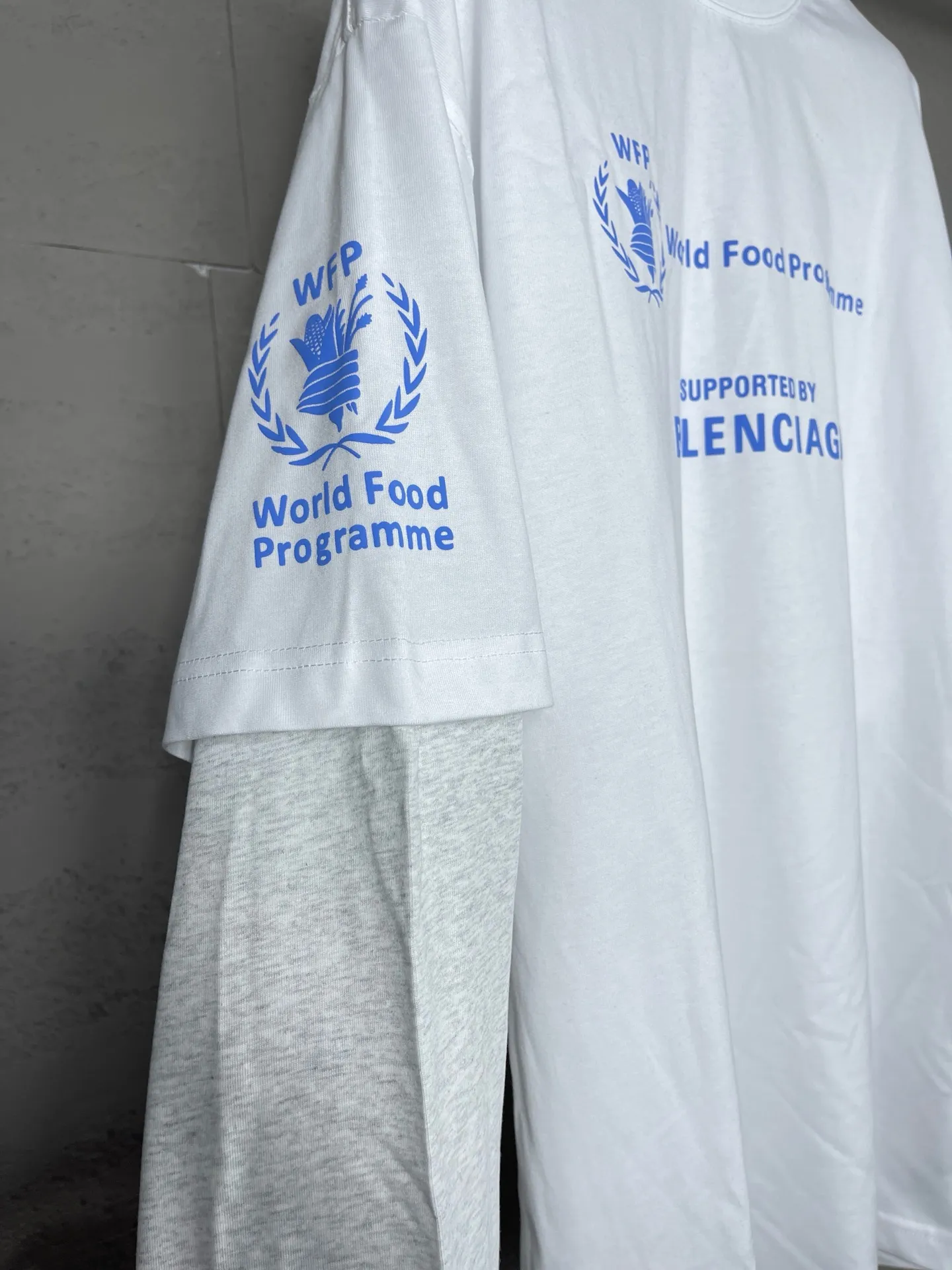 🅿️216 Real photos [Top version. Official website quality] BALENCIAGA/Balenciaga WFP World Food Agency charity limited edition #long-sleeved T-shirt. The fabric is made of Paris ZP custom-woven and dyed cotton double yarn. Weighing 260 grams, the cloth surface is clean. The cloth pattern is clear, soft and comfortable. The ribbing is dyed with no color difference. The classic pattern printing uses environmentally friendly imported glue, micro-foam printing. Precision screen. The letters are clear. No burrs. Strong three-dimensional effect. The version adopts OS loose shoulder version. Same style for men and women. Coding: BL225016 Color: white, black Size: XS S M L