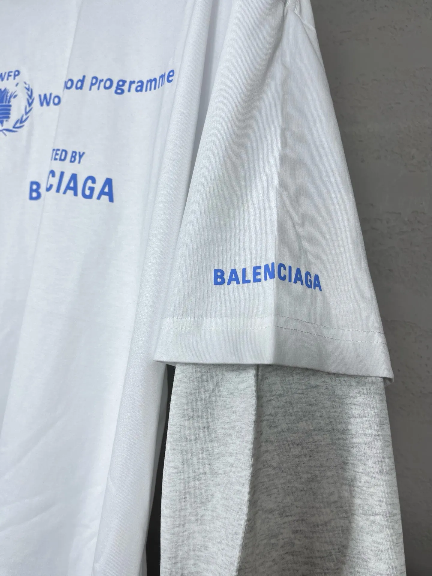 🅿️216 Real photos [Top version. Official website quality] BALENCIAGA/Balenciaga WFP World Food Agency charity limited edition #long-sleeved T-shirt. The fabric is made of Paris ZP custom-woven and dyed cotton double yarn. Weighing 260 grams, the cloth surface is clean. The cloth pattern is clear, soft and comfortable. The ribbing is dyed with no color difference. The classic pattern printing uses environmentally friendly imported glue, micro-foam printing. Precision screen. The letters are clear. No burrs. Strong three-dimensional effect. The version adopts OS loose shoulder version. Same style for men and women. Coding: BL225016 Color: white, black Size: XS S M L