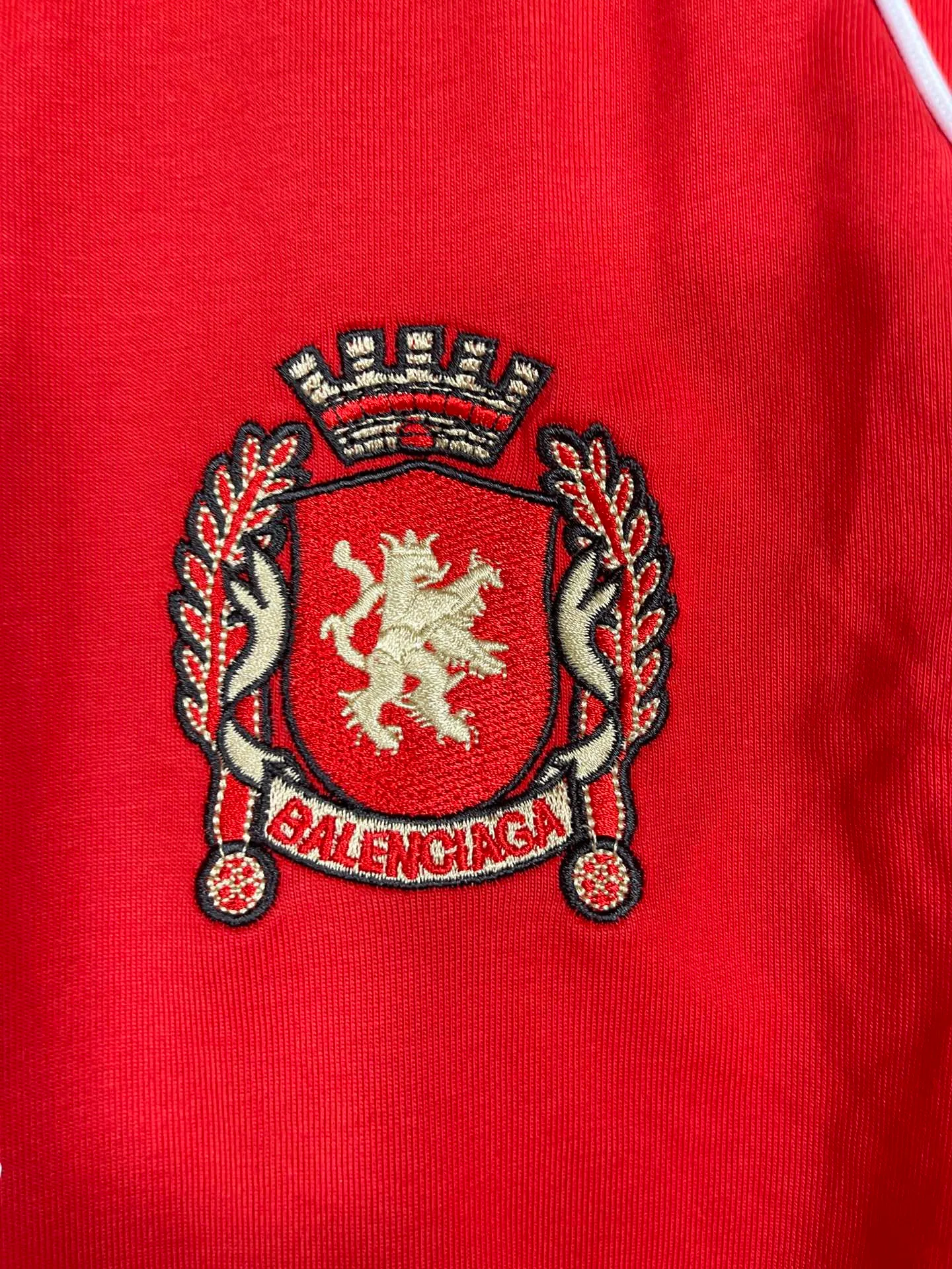 🅿️260 real photos [Top version. Official website quality] BALENCI*GA/Paris new joint football sportswear LOGO embroidered printed short-sleeved T-shirt# The whole piece of clothing is spliced ​​with multiple stitching edges. The craftsmanship is super complex and it is popular in different markets. Positive P is pure cotton cloth, not an ordinary healthy cloth. Welcome to compare🆚. The fabric is made of Paris ZP custom-woven and dyed cotton double yarn. Weighing 260 grams, the cloth surface is clean. The cloth pattern is clear, soft and comfortable. The threads are dyed with no color difference. The classic pattern embroidery is embroidered by Tajima imported embroidery machine, and the printing uses imported glue. The letters are clear, three-dimensional and without burrs. Jubie market produces pictures based on pictures. Welcome to compare. The version adopts OS loose shoulder design. Same style for men and women. Code: BL223338 Color: black, white, pink, fluorescent yellow, red, Size: XS to L