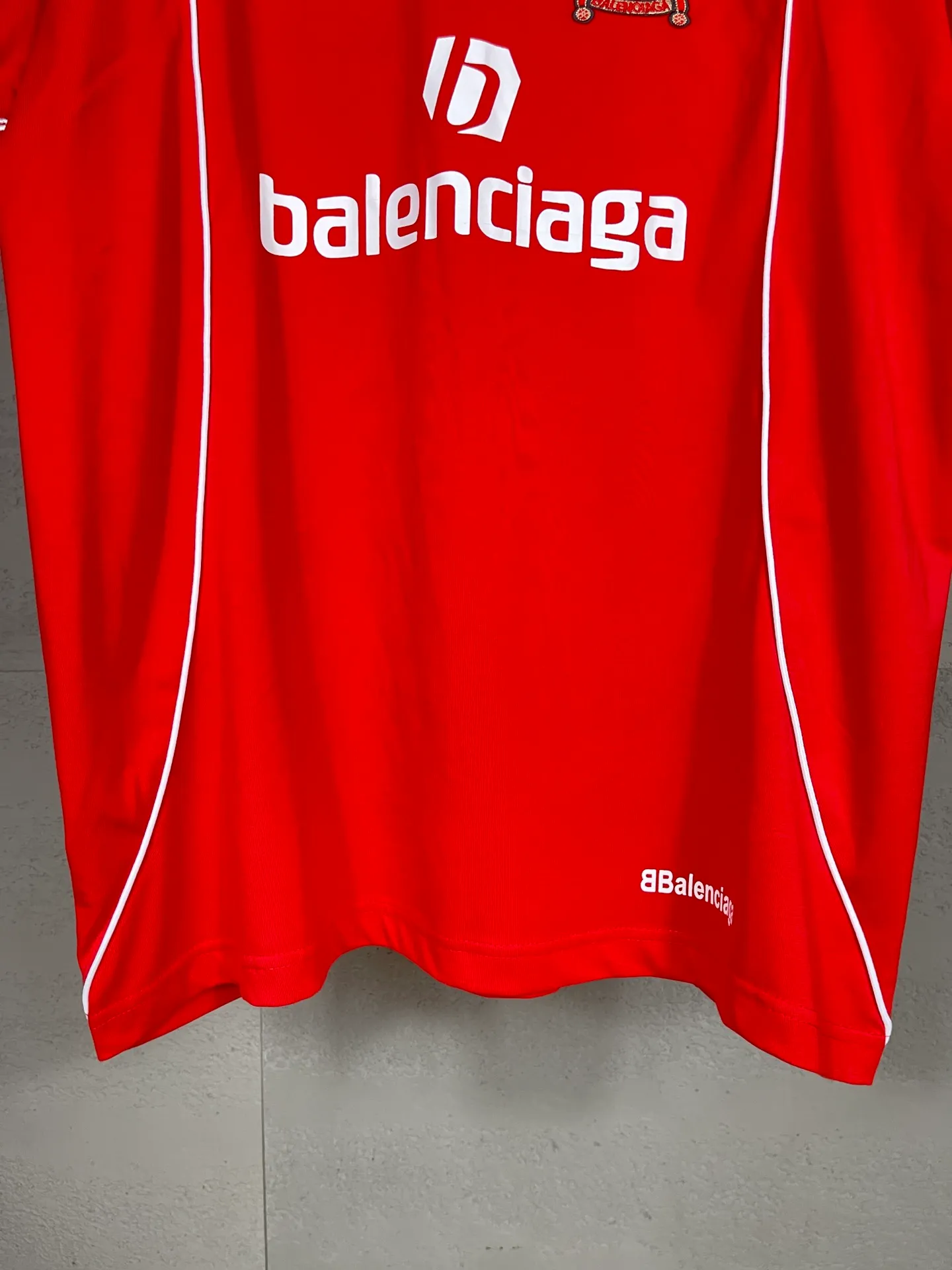 🅿️260 real photos [Top version. Official website quality] BALENCI*GA/Paris new joint football sportswear LOGO embroidered printed short-sleeved T-shirt# The whole piece of clothing is spliced ​​with multiple stitching edges. The craftsmanship is super complex and it is popular in different markets. Positive P is pure cotton cloth, not an ordinary healthy cloth. Welcome to compare🆚. The fabric is made of Paris ZP custom-woven and dyed cotton double yarn. Weighing 260 grams, the cloth surface is clean. The cloth pattern is clear, soft and comfortable. The threads are dyed with no color difference. The classic pattern embroidery is embroidered by Tajima imported embroidery machine, and the printing uses imported glue. The letters are clear, three-dimensional and without burrs. Jubie market produces pictures based on pictures. Welcome to compare. The version adopts OS loose shoulder design. Same style for men and women. Code: BL223338 Color: black, white, pink, fluorescent yellow, red, Size: XS to L