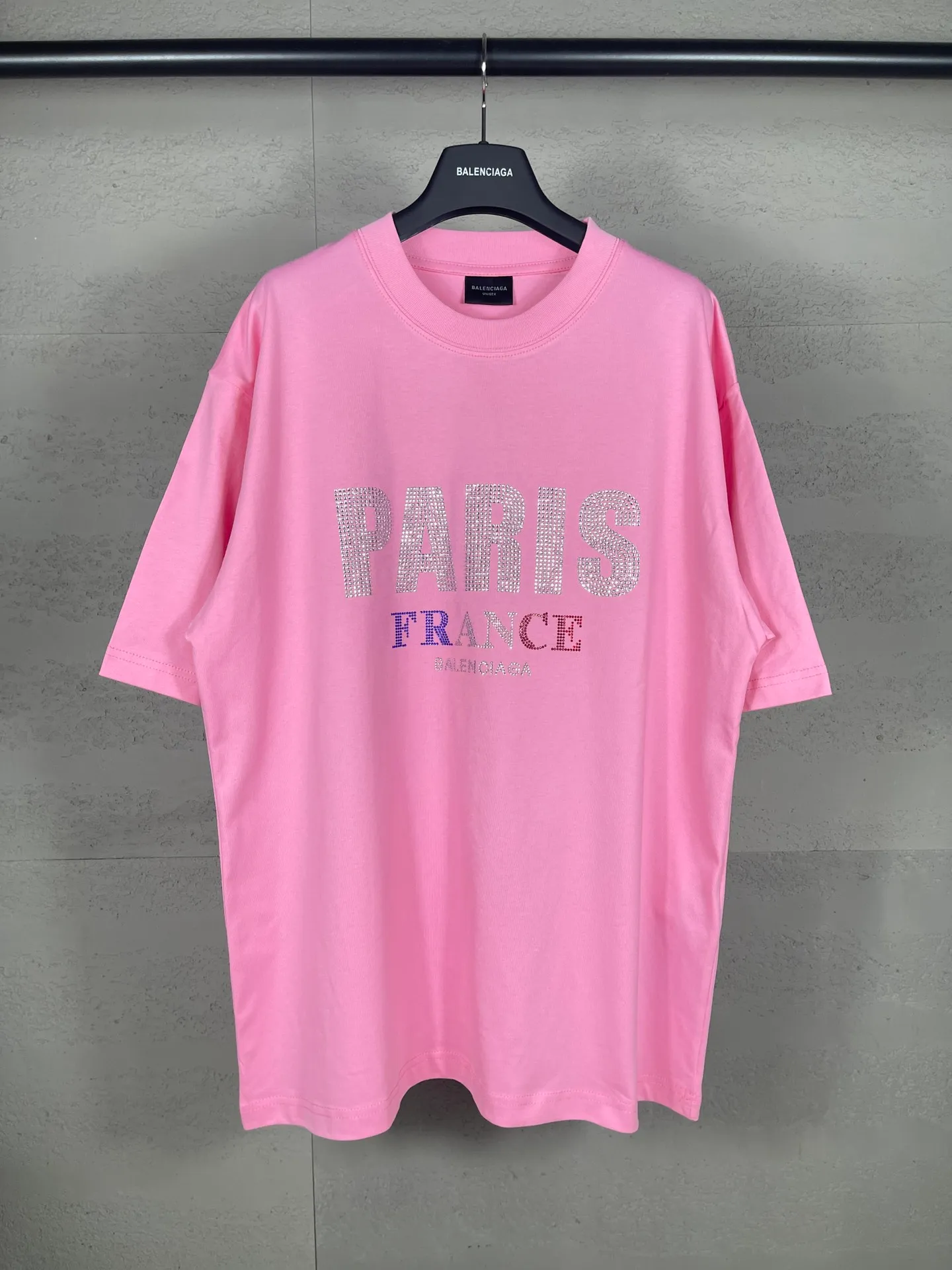 🅿️190 real photos [Top version. Official website quality] BALENCI*GA/Paris BALENCI*GA# new model, with paris. Stress art wood works on the front and rhinestone short-sleeved T-shirt on the back. . Brick cabinet synchronization. The fabric is made of Paris ZP custom-woven and dyed 100% cotton with double yarn and compact cotton. The weight is 260 grams. The cloth surface is clean. The cloth pattern is clear. It is soft and comfortable. It has good color fastness and is not easy to change color. The threads are woven and dyed with no color difference. The front hot diamond is made of imported Austrian diamond, which has good gloss and is not easy to fall off. Comparisons welcome. Restore brick cabinet. The version adopts OS loose shoulder version. Same style for men and women. Code: BL223397 Color: black, pink Size: XS S M L