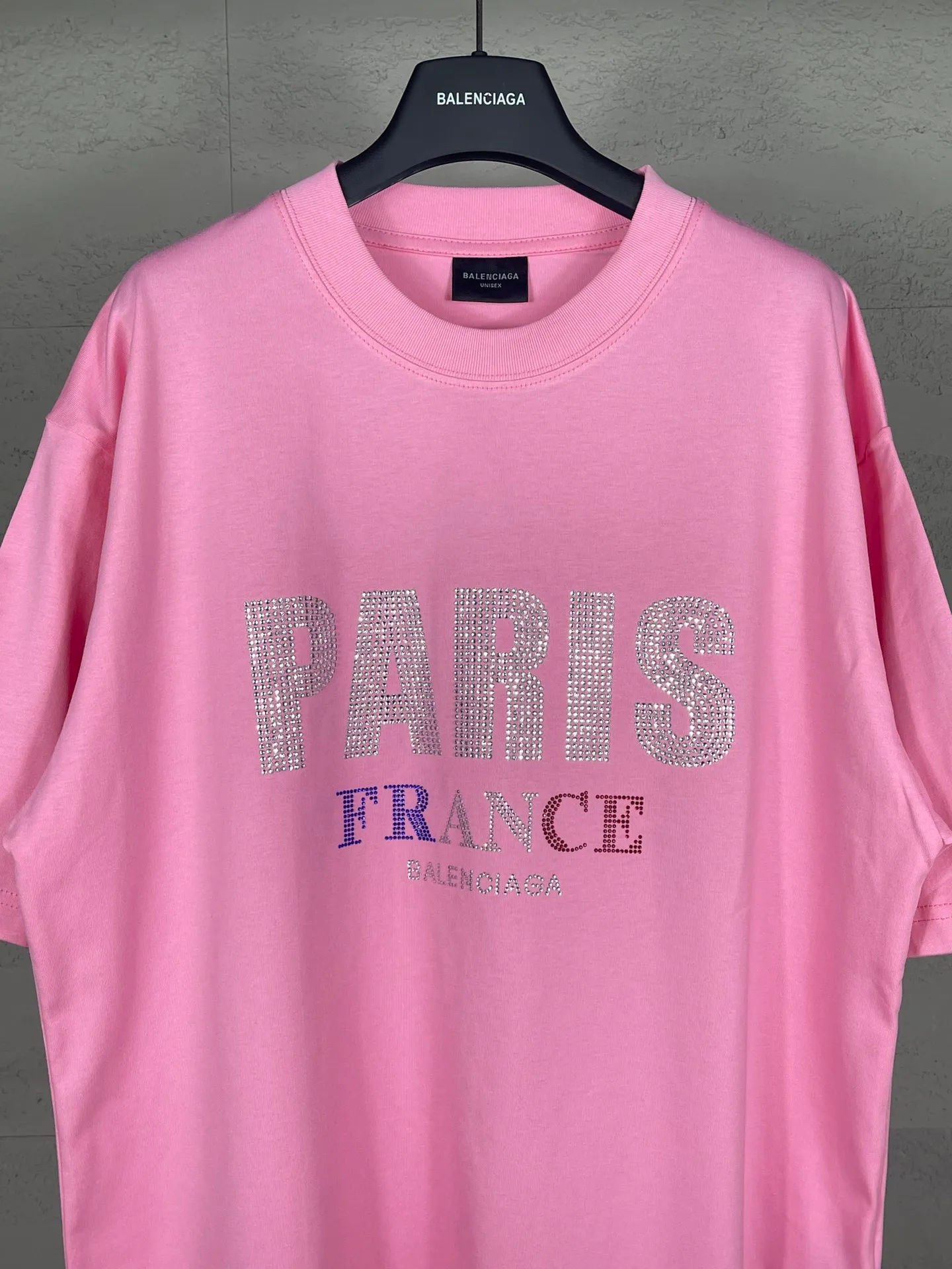 🅿️190 real photos [Top version. Official website quality] BALENCI*GA/Paris BALENCI*GA# new model, with paris. Stress art wood works on the front and rhinestone short-sleeved T-shirt on the back. . Brick cabinet synchronization. The fabric is made of Paris ZP custom-woven and dyed 100% cotton with double yarn and compact cotton. The weight is 260 grams. The cloth surface is clean. The cloth pattern is clear. It is soft and comfortable. It has good color fastness and is not easy to change color. The threads are woven and dyed with no color difference. The front hot diamond is made of imported Austrian diamond, which has good gloss and is not easy to fall off. Comparisons welcome. Restore brick cabinet. The version adopts OS loose shoulder version. Same style for men and women. Code: BL223397 Color: black, pink Size: XS S M L