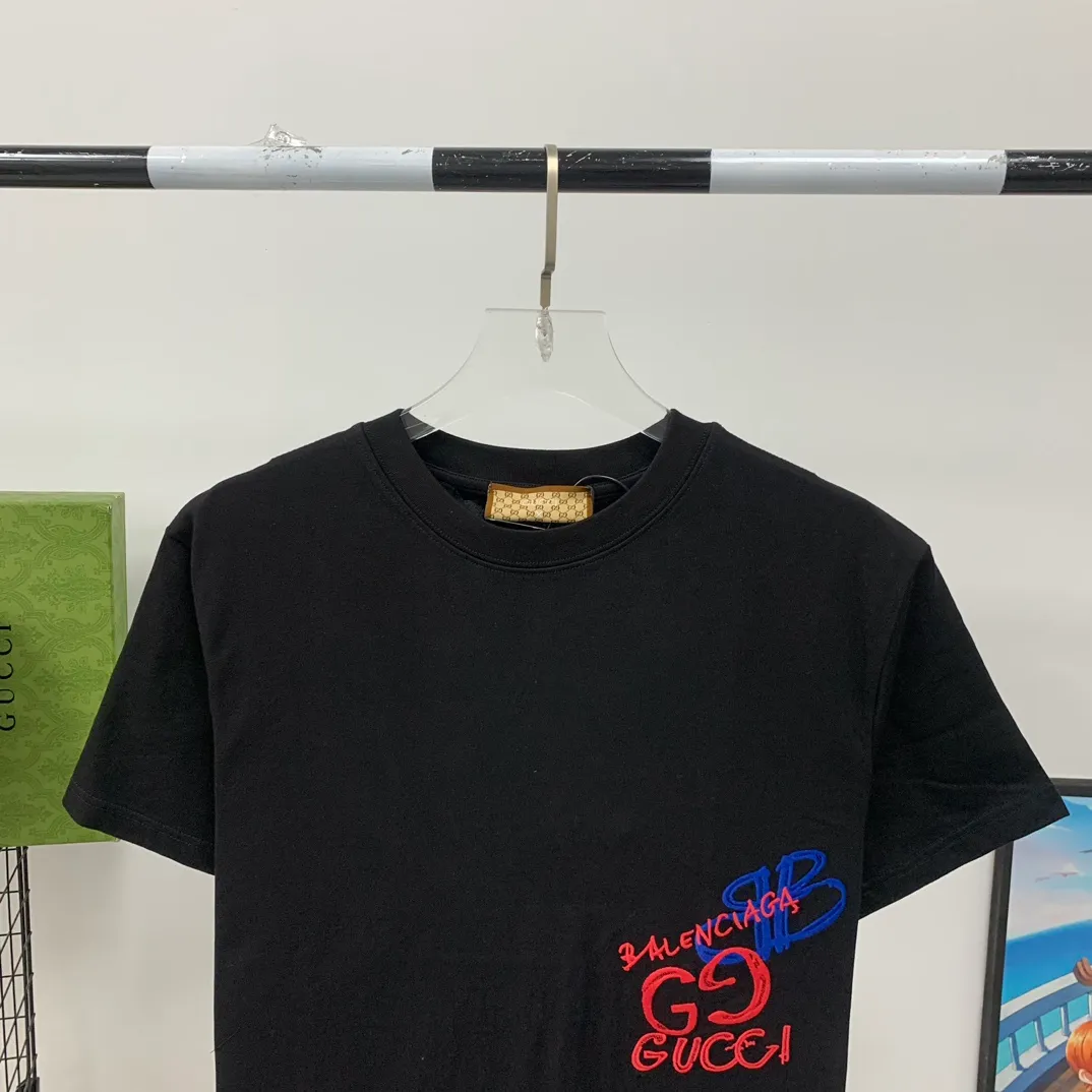 [New arrival] The top tested version of the Balenciaga The textile has high density, good drape, and is not easy to deform. The thick texture and compact spinning process will not affect the breathability of the fabric. The color saturation is very high. The embroidery process uses imported embroidery machines to make the embroidery colors fuller and the embroidery more three-dimensional. The upper body effect is good. It is a versatile and beautiful short-sleeved one. The loose fit covers the flesh and makes you look thinner. It is tolerant to fat figures and you can lose five pounds instantly when you put it on. Three standards for customized accessories. Size: S-XL Color: Black White P:260