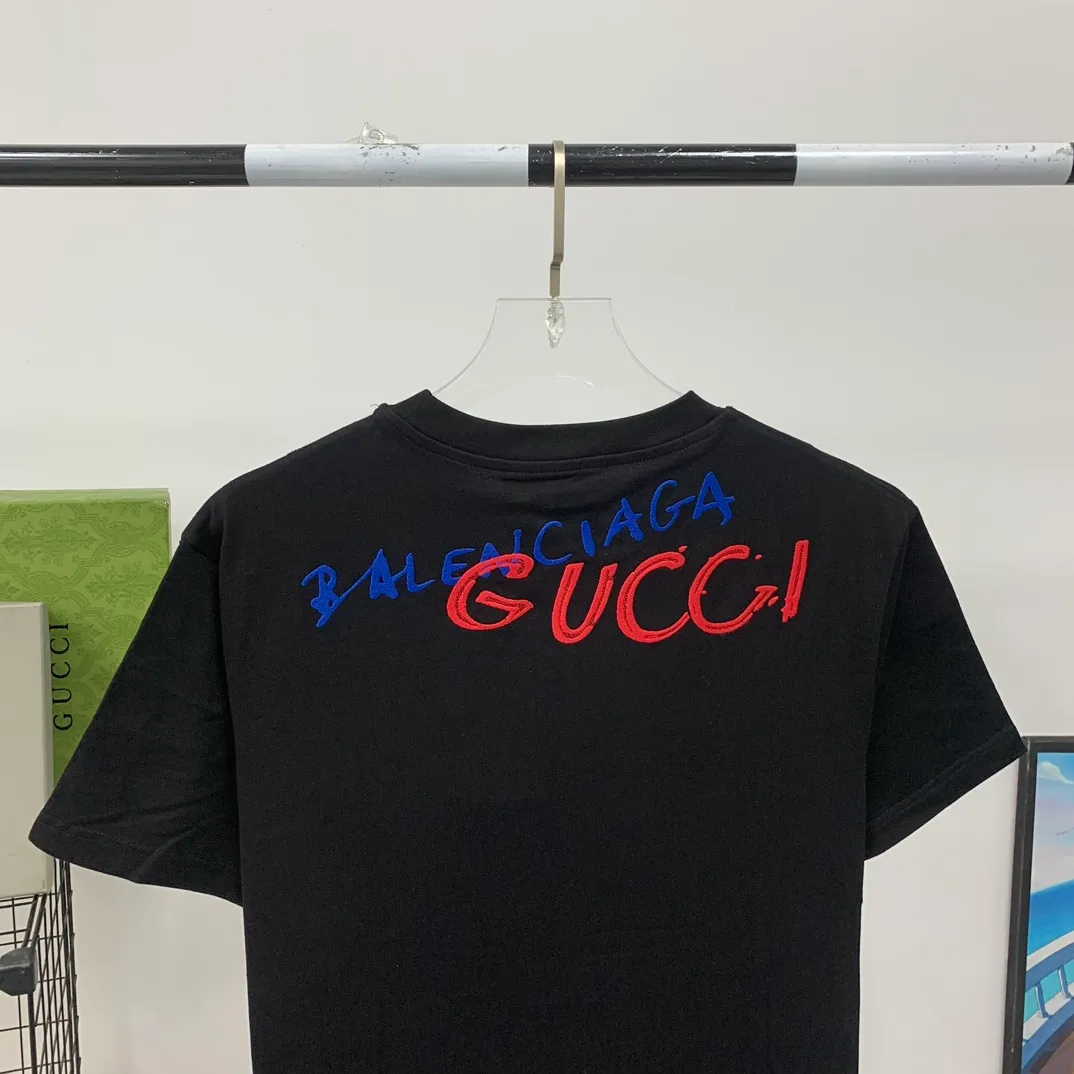 [New arrival] The top tested version of the Balenciaga The textile has high density, good drape, and is not easy to deform. The thick texture and compact spinning process will not affect the breathability of the fabric. The color saturation is very high. The embroidery process uses imported embroidery machines to make the embroidery colors fuller and the embroidery more three-dimensional. The upper body effect is good. It is a versatile and beautiful short-sleeved one. The loose fit covers the flesh and makes you look thinner. It is tolerant to fat figures and you can lose five pounds instantly when you put it on. Three standards for customized accessories. Size: S-XL Color: Black White P:260