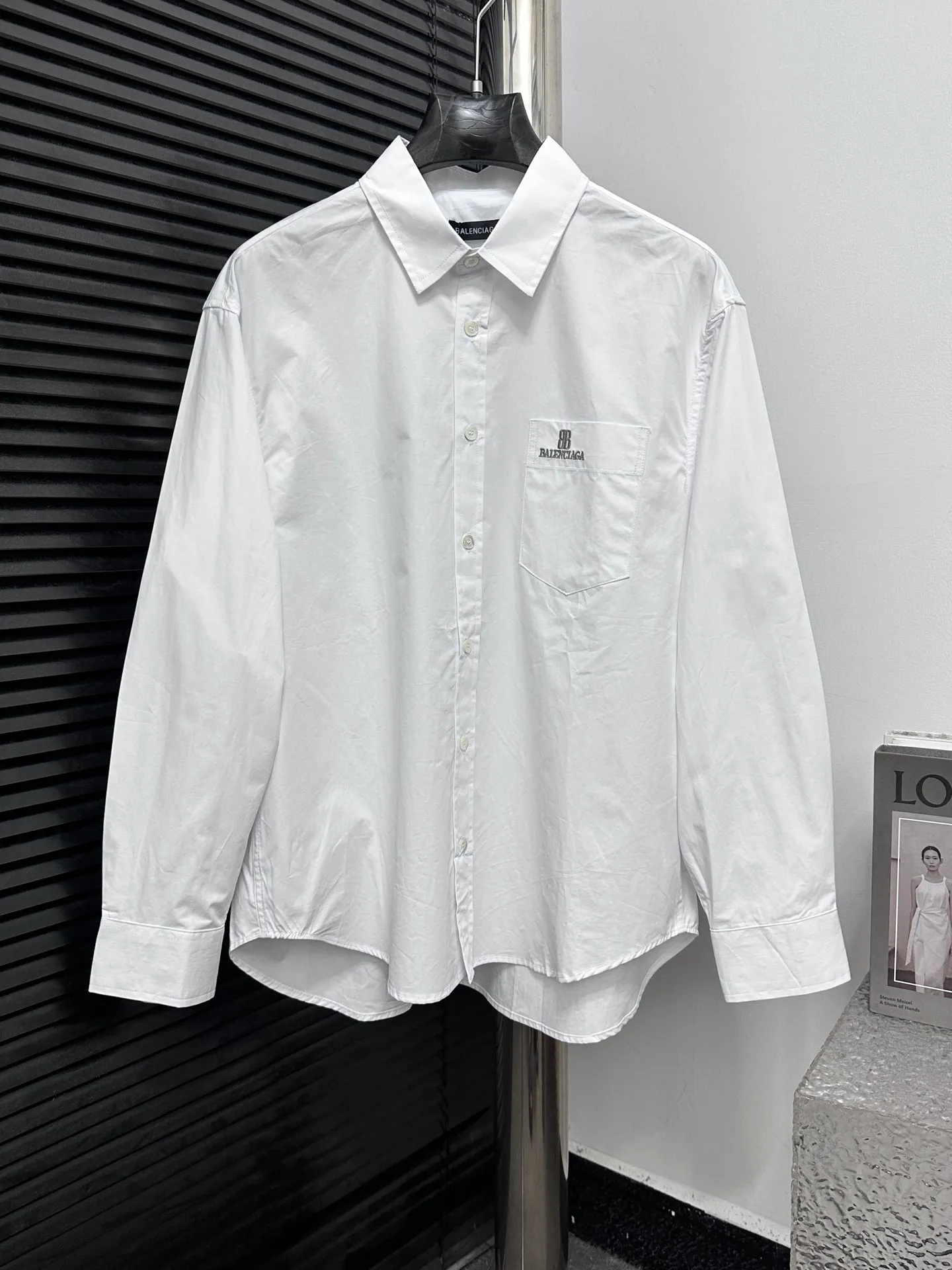 🅿️300 [Balenciaga] Paris embroidered small letter shirt jacket. Customized classic double-sided thick long-staple cotton Paris shirt material. The different textures on both sides are consistent with the original version. The texture is visible to the naked eye. The upper body is three-dimensional and stylish. It is close-fitting, comfortable and soft. Specially supplied to export assembly line shirt factories. First-line brand quality. Same style for men and women! Size: 36 38 40 42