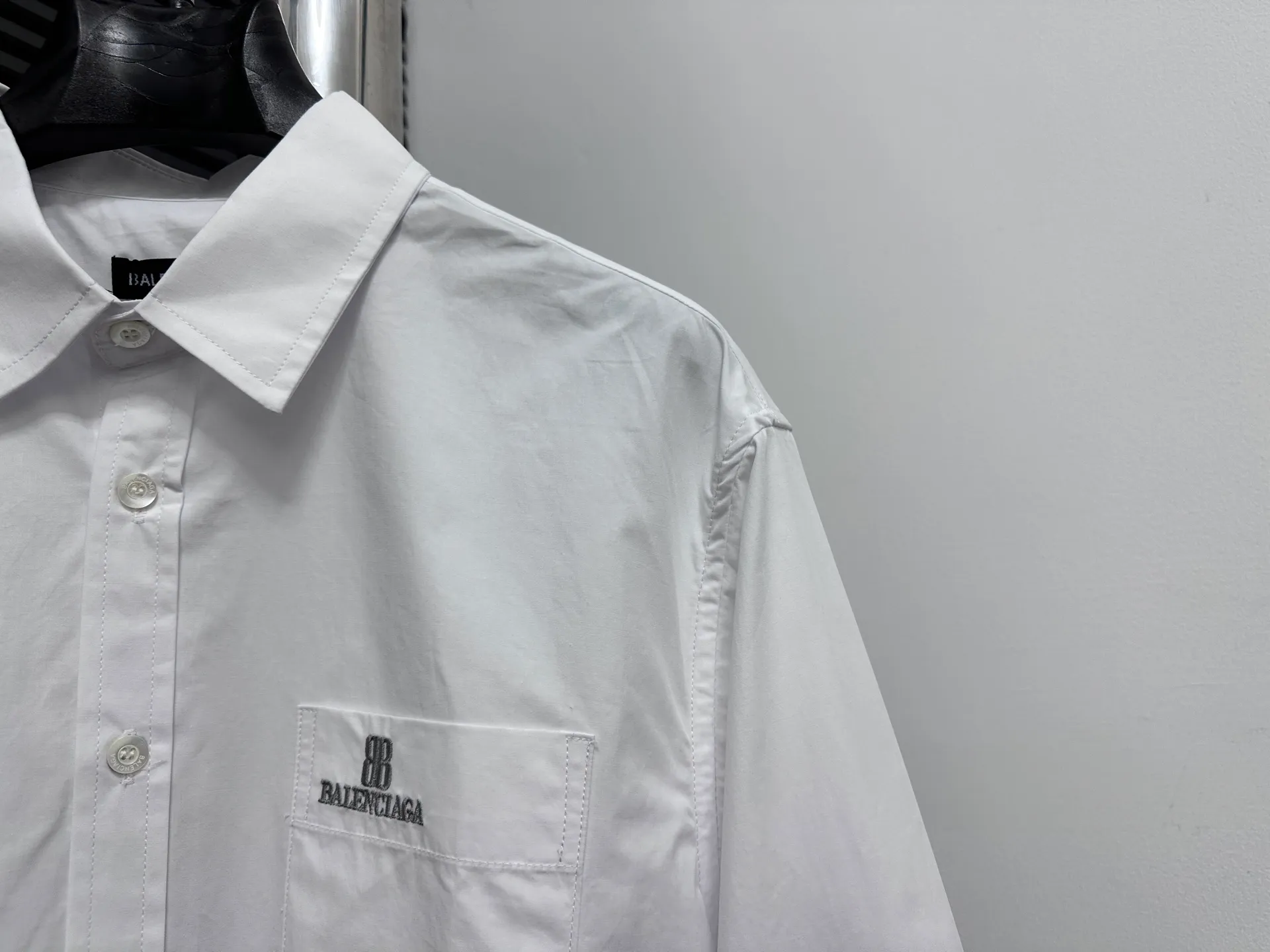 🅿️300 [Balenciaga] Paris embroidered small letter shirt jacket. Customized classic double-sided thick long-staple cotton Paris shirt material. The different textures on both sides are consistent with the original version. The texture is visible to the naked eye. The upper body is three-dimensional and stylish. It is close-fitting, comfortable and soft. Specially supplied to export assembly line shirt factories. First-line brand quality. Same style for men and women! Size: 36 38 40 42