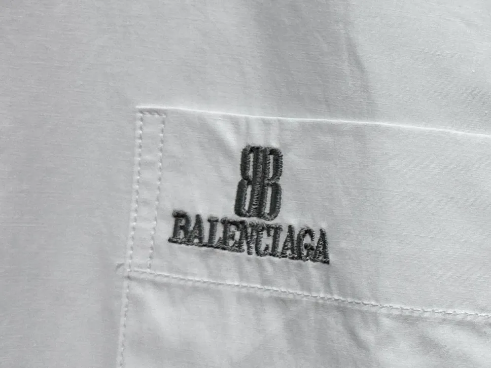 🅿️300 [Balenciaga] Paris embroidered small letter shirt jacket. Customized classic double-sided thick long-staple cotton Paris shirt material. The different textures on both sides are consistent with the original version. The texture is visible to the naked eye. The upper body is three-dimensional and stylish. It is close-fitting, comfortable and soft. Specially supplied to export assembly line shirt factories. First-line brand quality. Same style for men and women! Size: 36 38 40 42