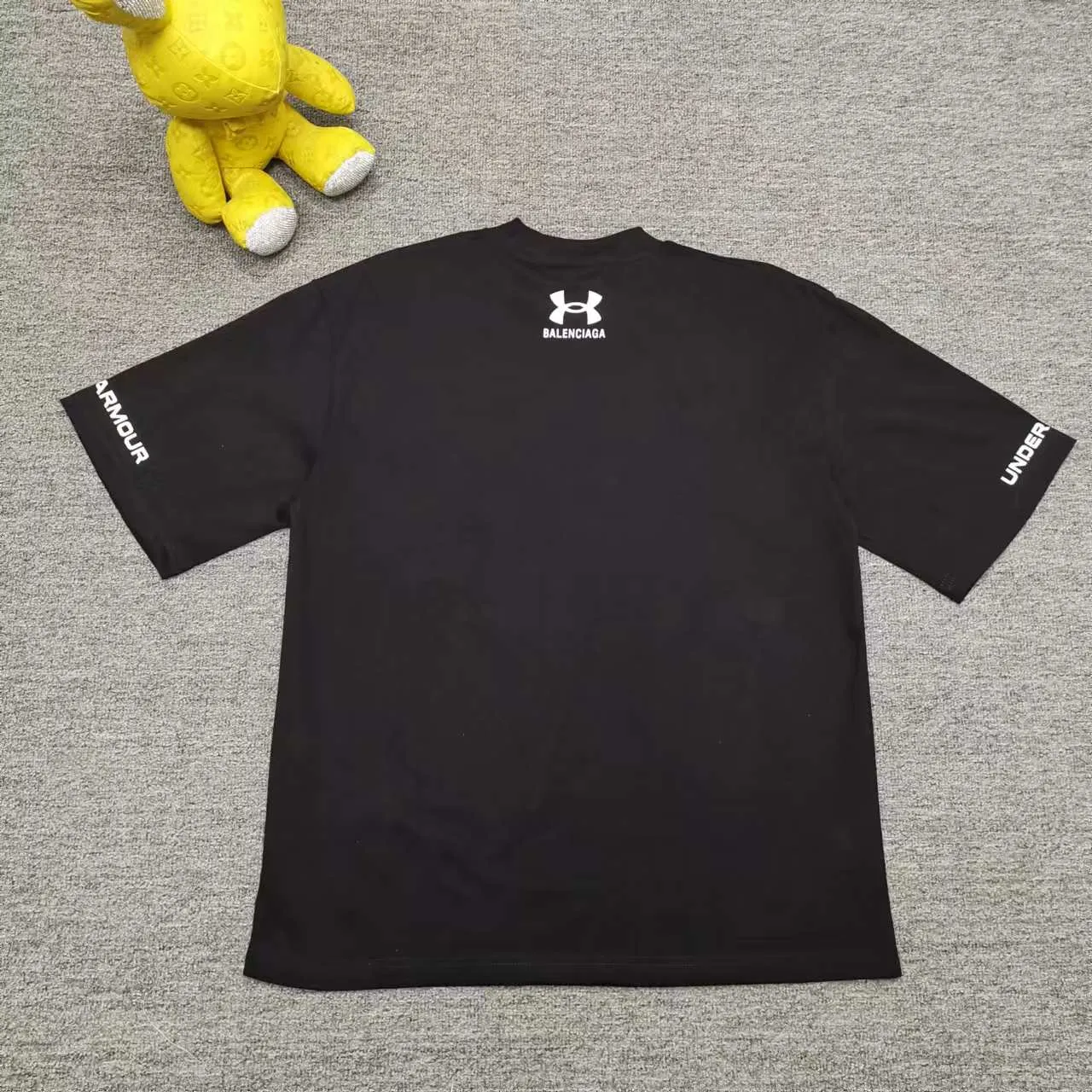 The top version of Balenciaga Under Armor printed round neck short-sleeved T-shirt. Purchase the original pattern and make a sample. Compare the original fabric, pattern and details. Fabric: Made of 100% cotton fabric and imported cotton yarn. Soft, skin-friendly and non-irritating.  Craftsmanship: The clothing is a front-shoulder version, and all pieces are cut one-to-one by professional masters. Details: All accessories are genuine one-to-one custom-made and fully equipped, including the buttons on the front of the clothing.  Purchase the original benchmarking details fabric, high version, heavyweight high weight 320g double yarn pure cotton fabric color: black code number: XS S M L P: 290