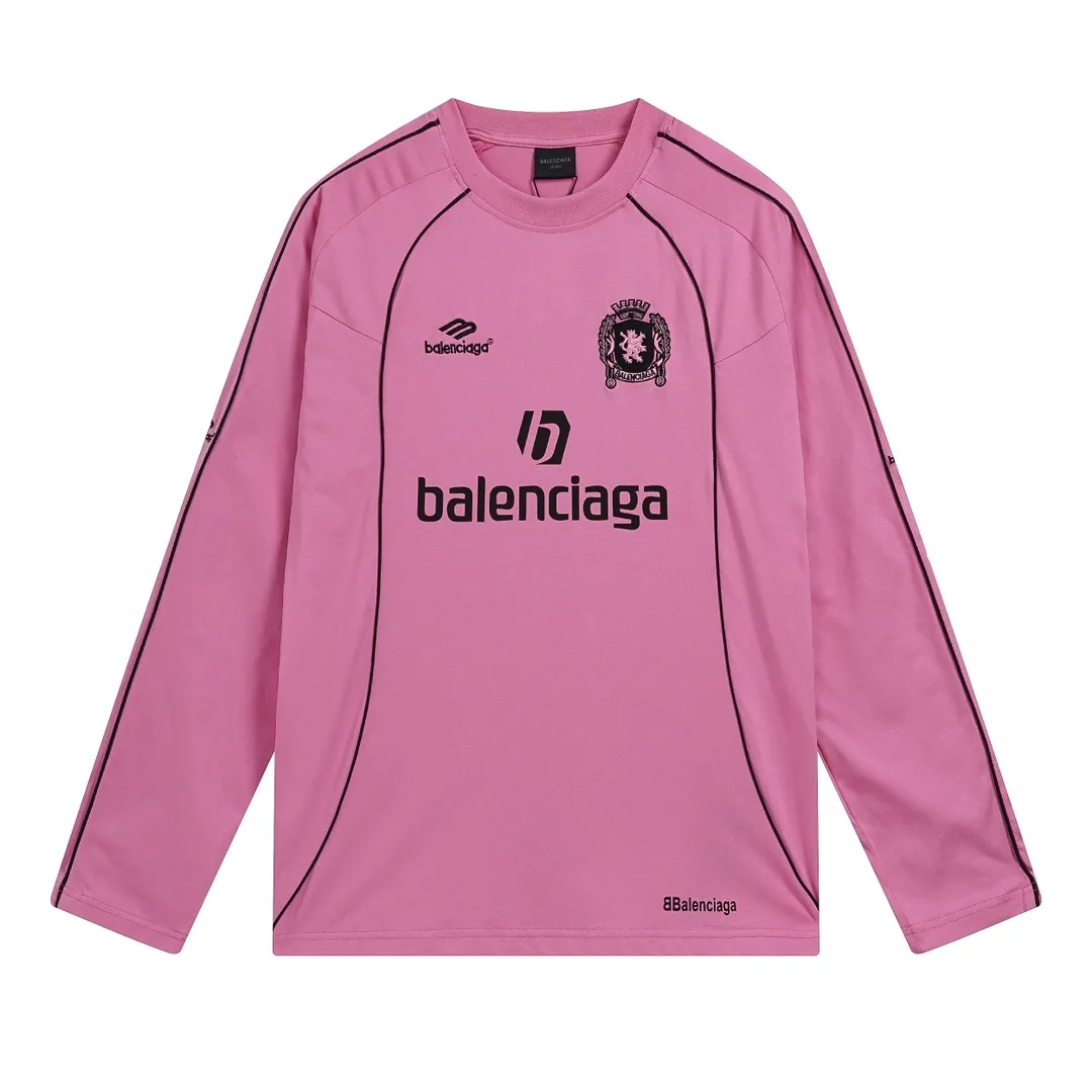 🅿️300 real photos [Top version. Official website quality] BALENCI*GA/Paris new model. Co-branded football sportswear LOGO embroidered printed long-sleeved T-shirt # The whole piece of clothing is stitched with multiple stitching edges. The craftsmanship is extremely complex and the market currency is very different. Welcome to compare 🆚. The fabric is made of Paris ZP custom-woven and dyed cotton double yarn. Weighing 260 grams, the cloth surface is clean. The cloth pattern is clear, soft and comfortable. The threads are dyed with no color difference. The classic pattern embroidery is embroidered by Tajima imported embroidery machine, and the printing uses imported glue. The letters are clear, three-dimensional and without burrs. Jubie market produces pictures based on pictures. Welcome to compare. The version adopts OS loose shoulder design. Same style for men and women. Code: BL225036 Color: black, white, pink, red, fluorescent yellow Size: XS S M L