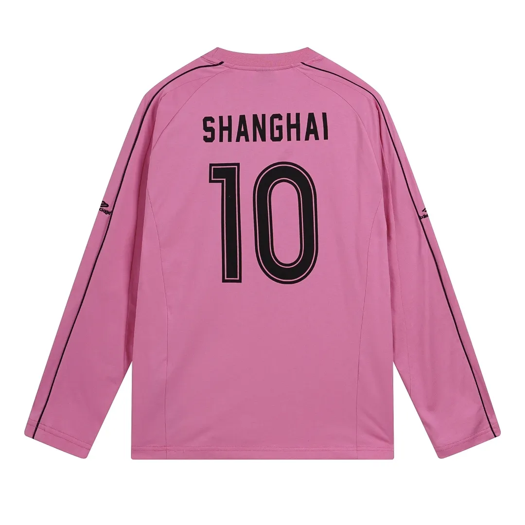 🅿️300 real photos [Top version. Official website quality] BALENCI*GA/Paris new model. Co-branded football sportswear LOGO embroidered printed long-sleeved T-shirt # The whole piece of clothing is stitched with multiple stitching edges. The craftsmanship is extremely complex and the market currency is very different. Welcome to compare 🆚. The fabric is made of Paris ZP custom-woven and dyed cotton double yarn. Weighing 260 grams, the cloth surface is clean. The cloth pattern is clear, soft and comfortable. The threads are dyed with no color difference. The classic pattern embroidery is embroidered by Tajima imported embroidery machine, and the printing uses imported glue. The letters are clear, three-dimensional and without burrs. Jubie market produces pictures based on pictures. Welcome to compare. The version adopts OS loose shoulder design. Same style for men and women. Code: BL225036 Color: black, white, pink, red, fluorescent yellow Size: XS S M L