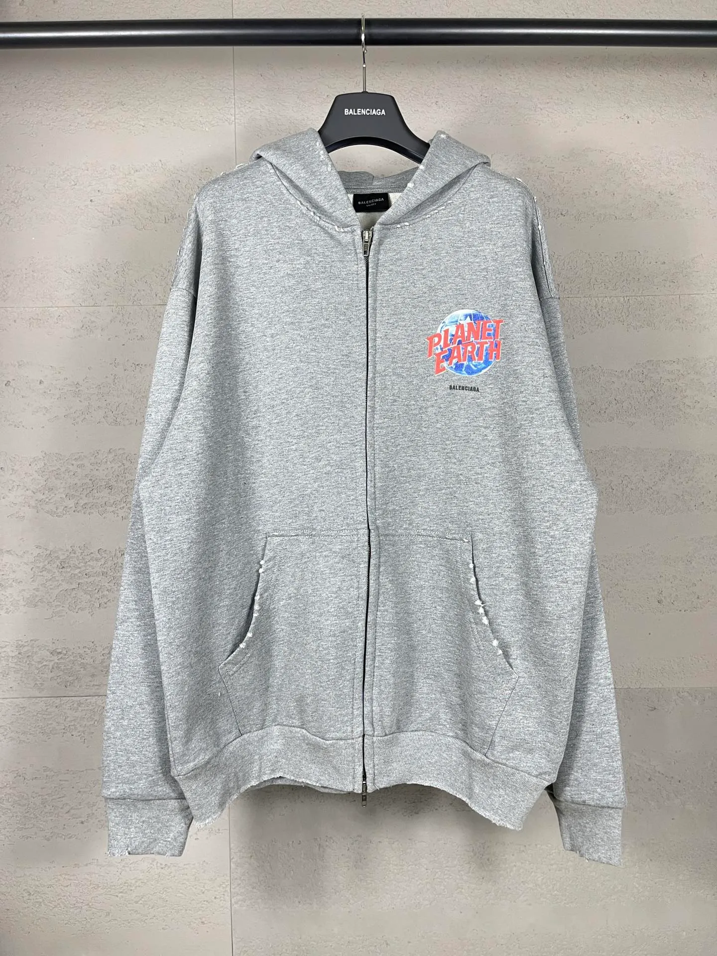 🅿️390 real photos [Top version. Official website quality] BALENCI*GA/Paris. 2024 catwalk style earth pattern direct-injection printing washed distressed worn cardigan zipper hooded sweatshirt 2024 new style. All pattern details and colors Y-board customization. Jubie market currency. Brick cabinets are synchronized. Genuine products are developed at the first time, and you can print and compare! The fabric is made of Paris ZP custom-woven and dyed cotton sweatshirt. Weighing 460 grams, the cloth surface is clean. The cloth pattern is clear, soft and comfortable. The threads are dyed with no color difference. The printing uses environmentally friendly imported materials with white ink direct printing, the letters are clear and the effect is three-dimensional. The entire garment is washed, distressed and worn. The version adopts OS loose shoulder design. Same style for men and women. Code: BL238955 Color: black, floral gray Size: XS S M L
