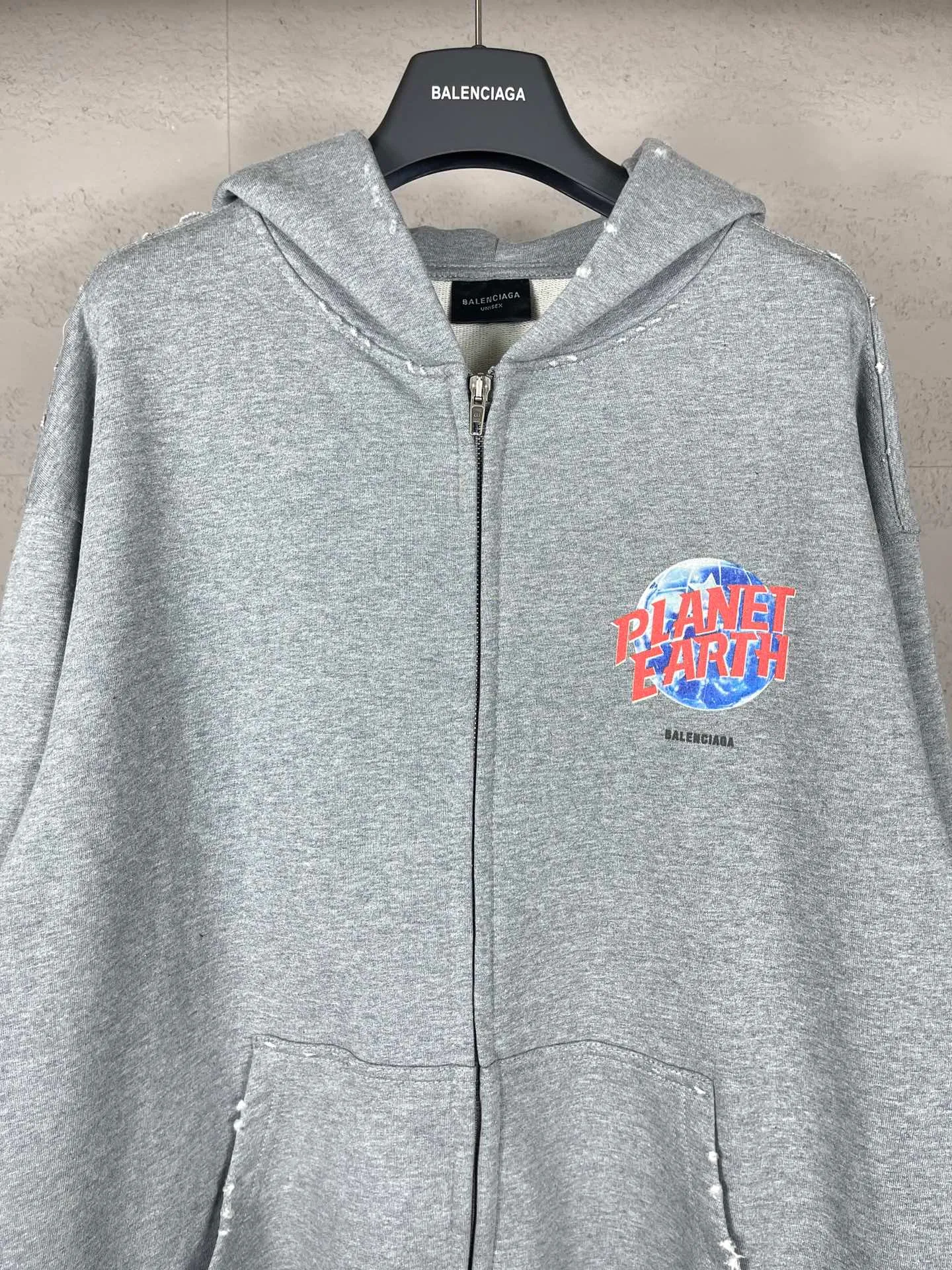 🅿️390 real photos [Top version. Official website quality] BALENCI*GA/Paris. 2024 catwalk style earth pattern direct-injection printing washed distressed worn cardigan zipper hooded sweatshirt 2024 new style. All pattern details and colors Y-board customization. Jubie market currency. Brick cabinets are synchronized. Genuine products are developed at the first time, and you can print and compare! The fabric is made of Paris ZP custom-woven and dyed cotton sweatshirt. Weighing 460 grams, the cloth surface is clean. The cloth pattern is clear, soft and comfortable. The threads are dyed with no color difference. The printing uses environmentally friendly imported materials with white ink direct printing, the letters are clear and the effect is three-dimensional. The entire garment is washed, distressed and worn. The version adopts OS loose shoulder design. Same style for men and women. Code: BL238955 Color: black, floral gray Size: XS S M L