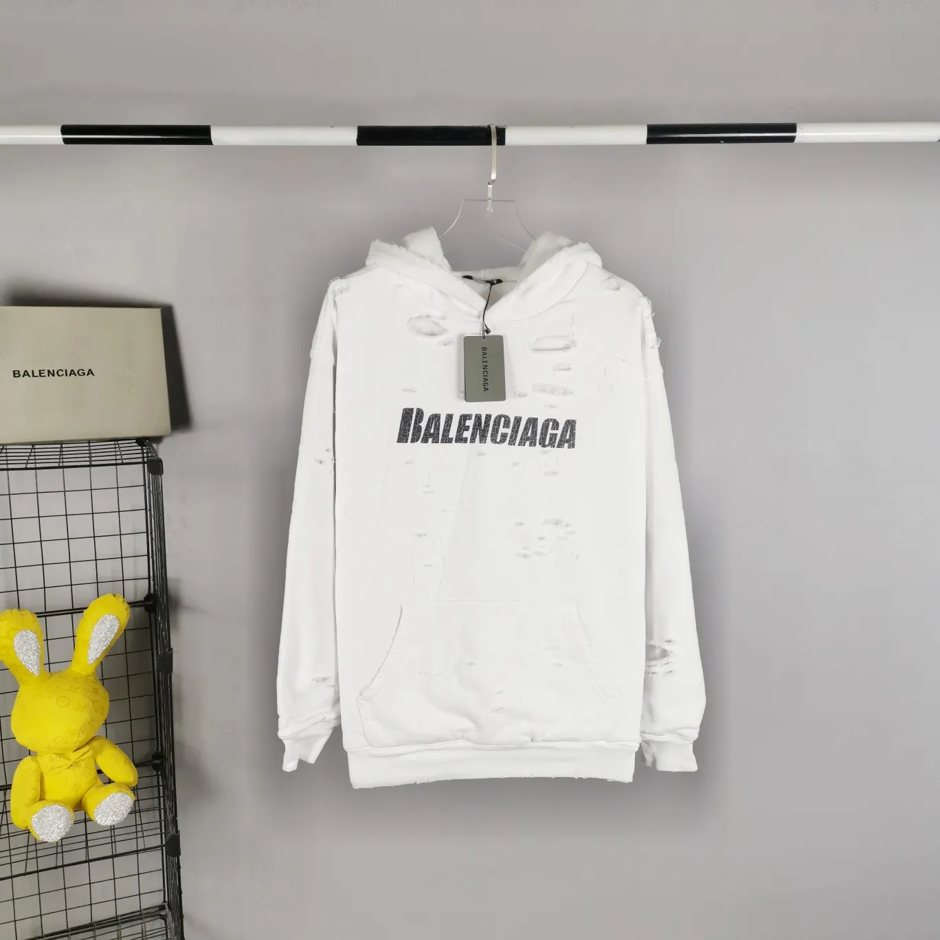 The top tested version of BALENCIAGA's Basic Cracked Sweatshirts and Hoodies for Male and Female Couples Stars can be said to be the most popular item among all the popular items. It has become popular on major self-media e-commerce platforms such as Xiaohongshu and Dewu. Heavy industrial craftsmanship tests the skills of lathes and printing techniques. Huge cost! Fabric: The outer fabric is made of 460g pure cotton fish scale terry fabric + the inner liner is 260g combed cotton. The weight of the ready-made garment exceeds 1kg, which can ❗️100%❗️ restore the drape of zp. The cost of fabric is over one hundred yuan. Washing process: After making the garment, the holes are polished by hand, and then washed to make it look old. The process is extremely complicated! There are more than 200 holes in the entire dress. The collar, cuffs, and hem are torn by hand (with pliers) rather than frayed. This is a more important detail.  Thread: dyed in the same vat with no color difference. Printing: made of special cracked material to achieve the ultimate in breathability and aesthetics! Just like the patterns on a turtle’s back, each one is different!  Accessories: Complete set of customized accessories + Sydney paper Size: XS-L (maximum wear: 230 catties) Color: blue black white purple red cyan P: 570