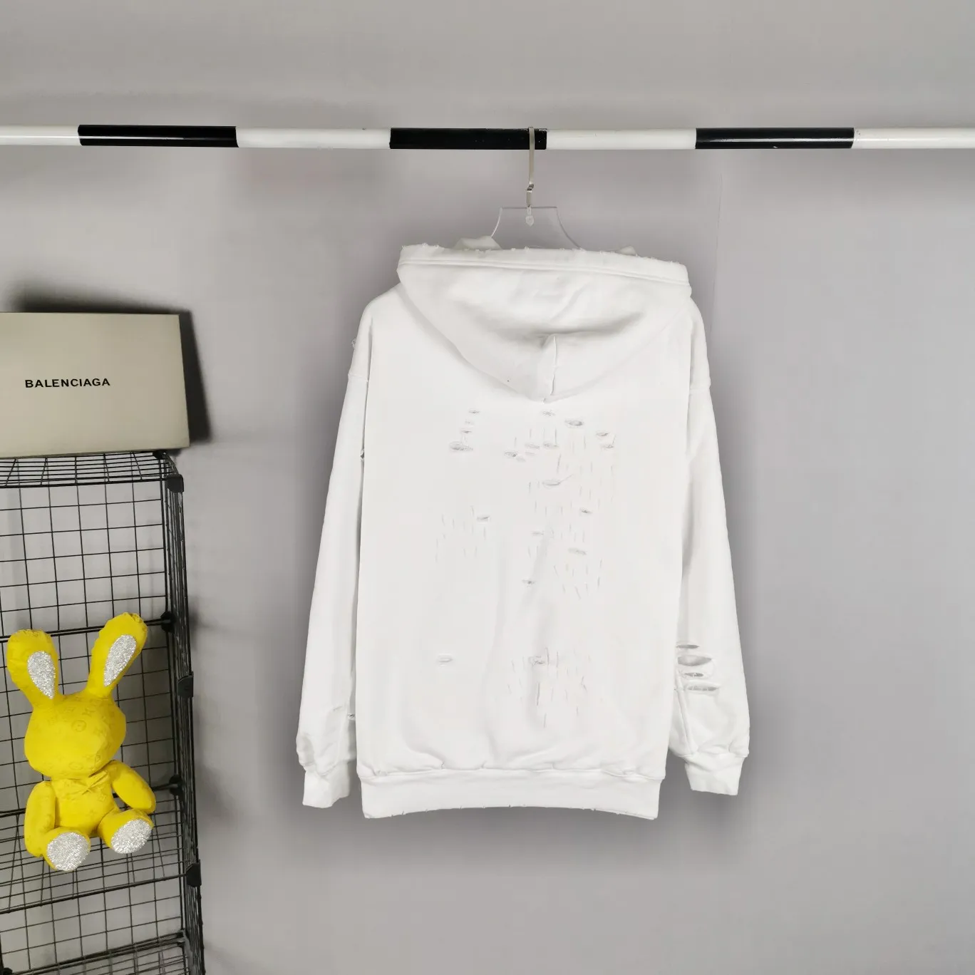 The top tested version of BALENCIAGA's Basic Cracked Sweatshirts and Hoodies for Male and Female Couples Stars can be said to be the most popular item among all the popular items. It has become popular on major self-media e-commerce platforms such as Xiaohongshu and Dewu. Heavy industrial craftsmanship tests the skills of lathes and printing techniques. Huge cost! Fabric: The outer fabric is made of 460g pure cotton fish scale terry fabric + the inner liner is 260g combed cotton. The weight of the ready-made garment exceeds 1kg, which can ❗️100%❗️ restore the drape of zp. The cost of fabric is over one hundred yuan. Washing process: After making the garment, the holes are polished by hand, and then washed to make it look old. The process is extremely complicated! There are more than 200 holes in the entire dress. The collar, cuffs, and hem are torn by hand (with pliers) rather than frayed. This is a more important detail.  Thread: dyed in the same vat with no color difference. Printing: made of special cracked material to achieve the ultimate in breathability and aesthetics! Just like the patterns on a turtle’s back, each one is different!  Accessories: Complete set of customized accessories + Sydney paper Size: XS-L (maximum wear: 230 catties) Color: blue black white purple red cyan P: 570