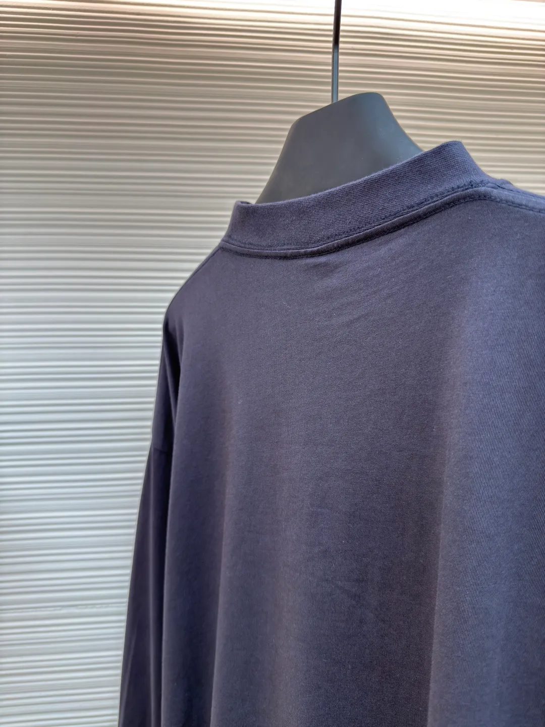 Balenciaga distressed letter printed long sleeves ●Authentic product: purchased and developed by 7089 ●Item number: 1680350-A50 ●Fabric: jersey fabric ●Technology: distressed production ●Version: loose fit ●Weight: about 325 grams ●Size: XS-S-M-L ●Description: Balenciaga 25ss distressed letter printed long-sleeved whole dress purchased from ZP and dismantled and made for 6300. Customized black jersey fabric, made of 100% cotton imported yarn. The front panel is decorated with BB icon stencil artwork prints. The collar, cuffs and hem of the same color are customized. Double-layer locking and ultra-high-density wiring, truly 1:1 copy with eyes closed. The overall wiring is straight and delicate, the fabric is comfortable and soft, and the color is consistent without color difference. It can be matched with the same style to create a fashionable look and control various occasions. Customized accessories, complete with three standards, same style for men and women!