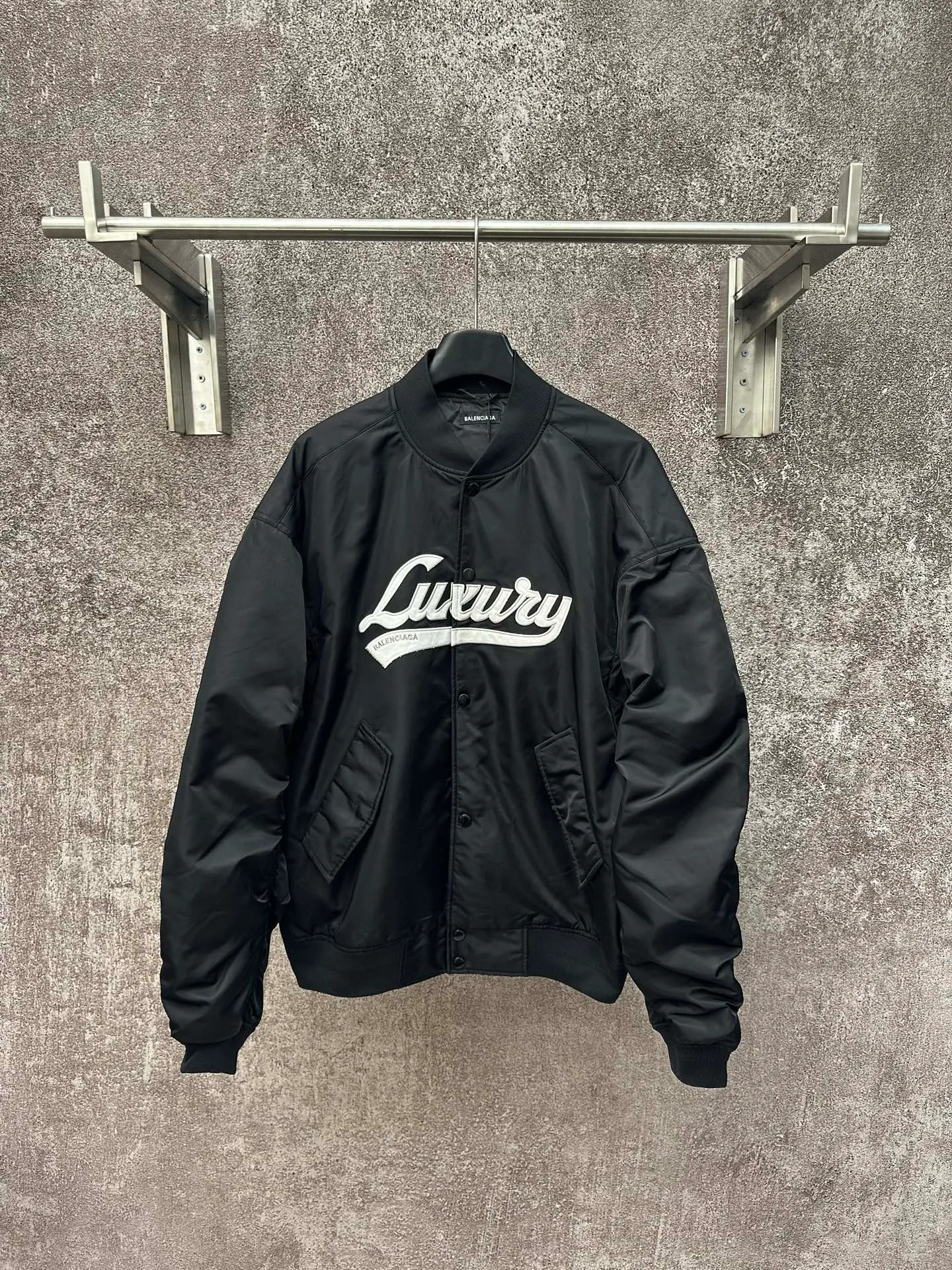 🅿️610 BALENCIAGA 2025 FW new large size flying cotton jacket with large white letter logo embroidery on the chest. Front snap-button flap pocket. Loose cut sleeves. Pleated effect. Knitted rib collar, sleeves and hem. Lining with same color lining. Size: S M L XL