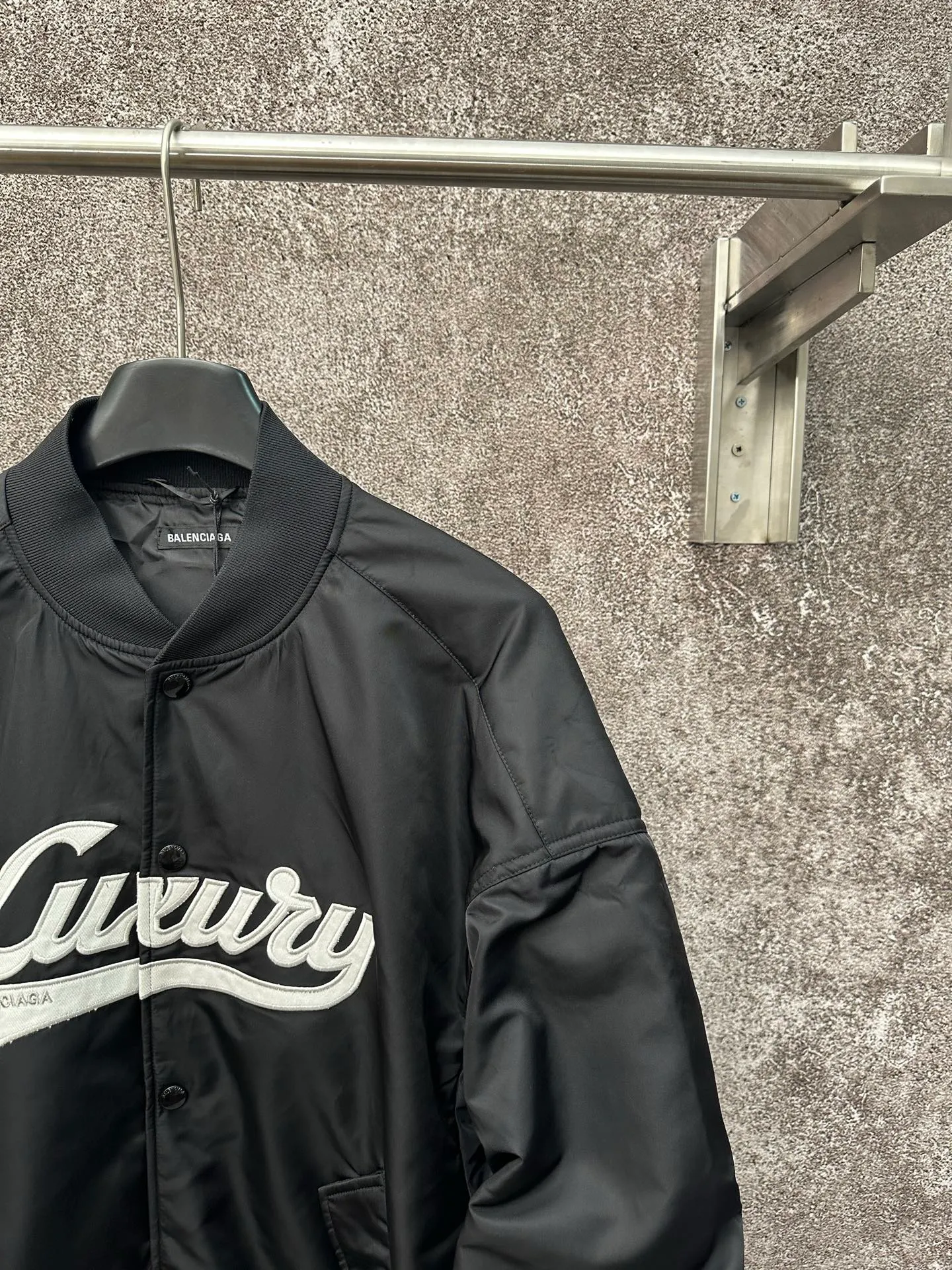 🅿️610 BALENCIAGA 2025 FW new large size flying cotton jacket with large white letter logo embroidery on the chest. Front snap-button flap pocket. Loose cut sleeves. Pleated effect. Knitted rib collar, sleeves and hem. Lining with same color lining. Size: S M L XL